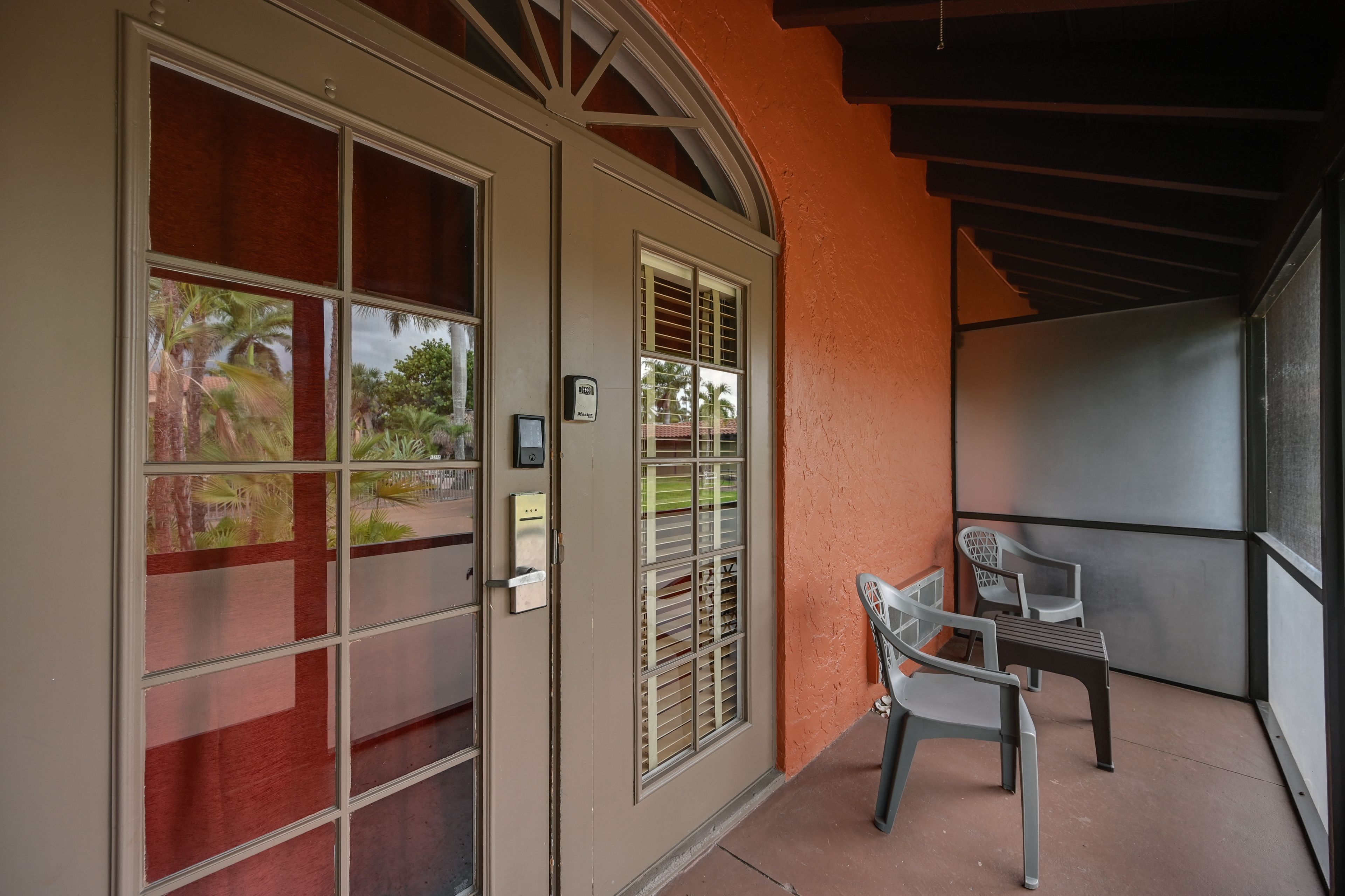 Screened-In Patio | Outdoor Seating