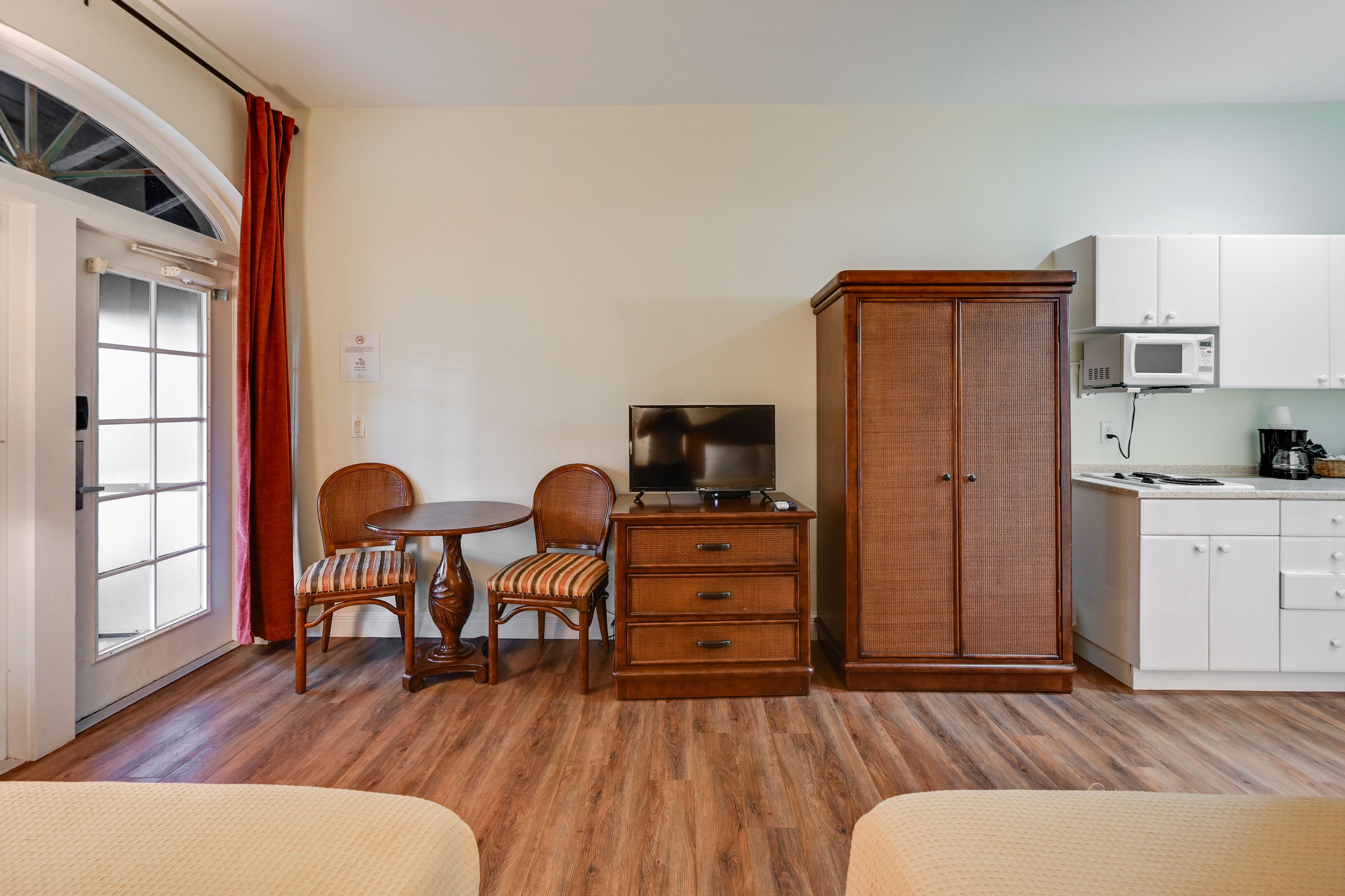 Dining Area | Dishes & Flatware Provided