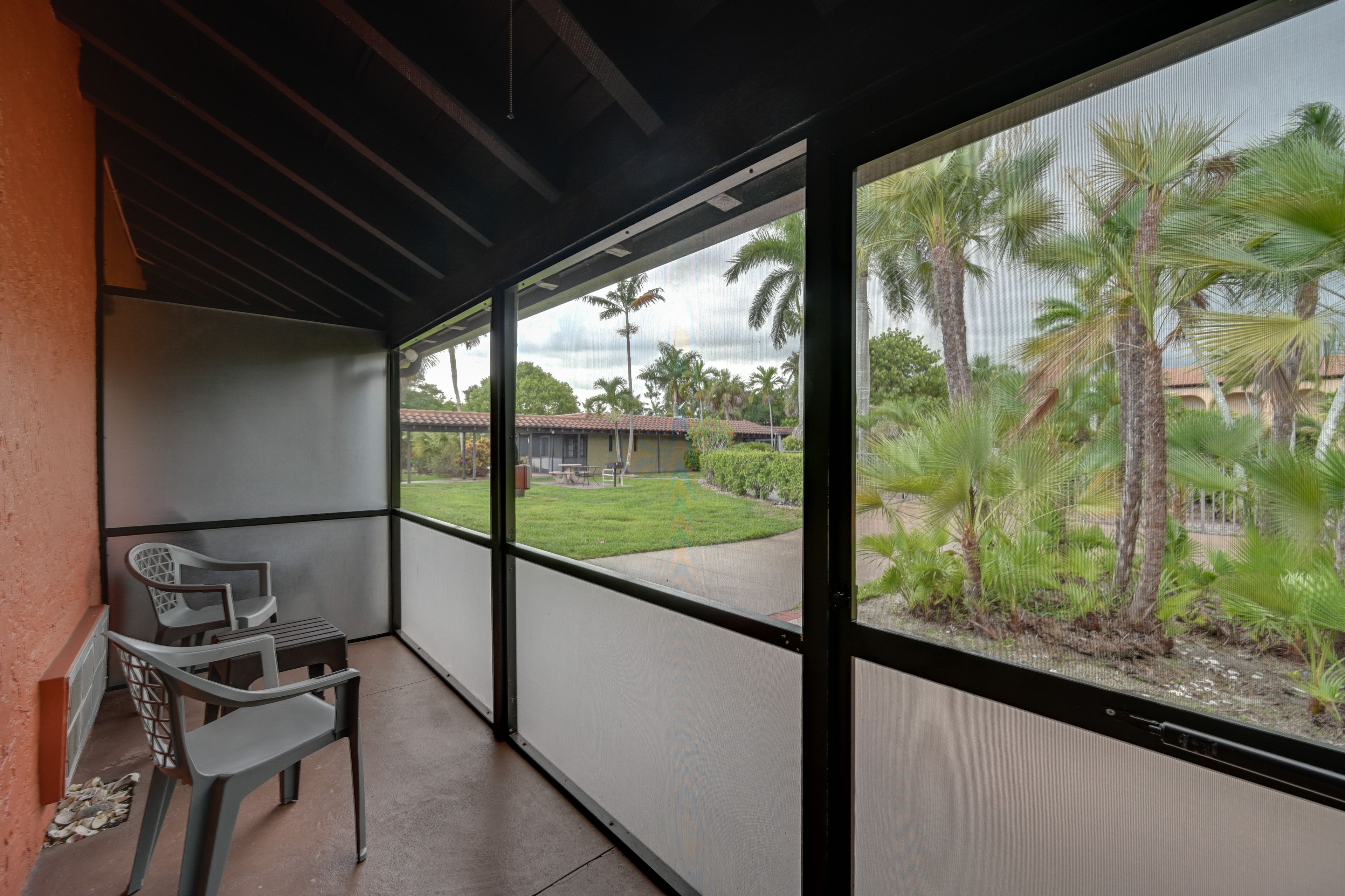 Screened Patio w/ Seating