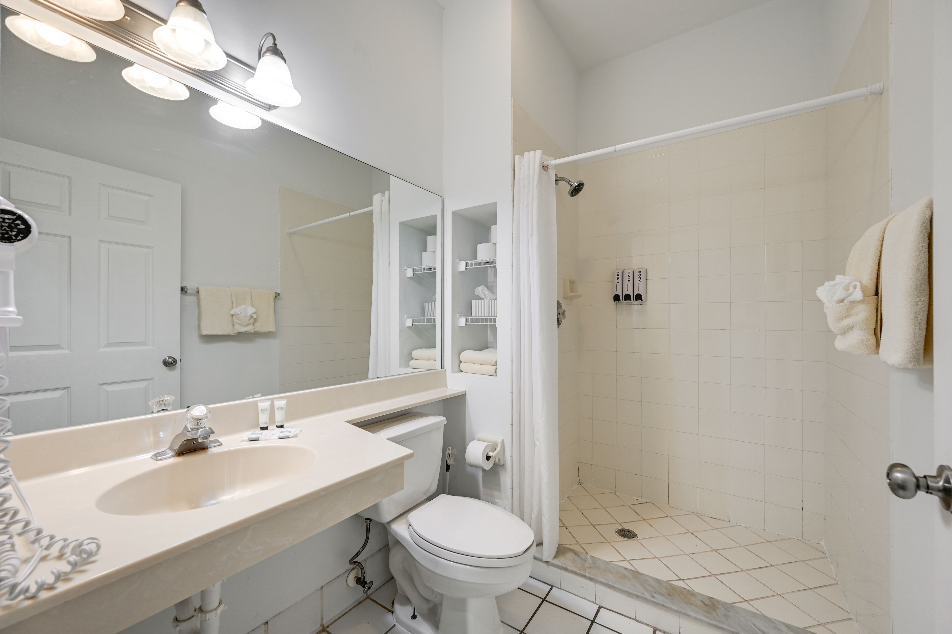 Full Bathroom | Complimentary Toiletries