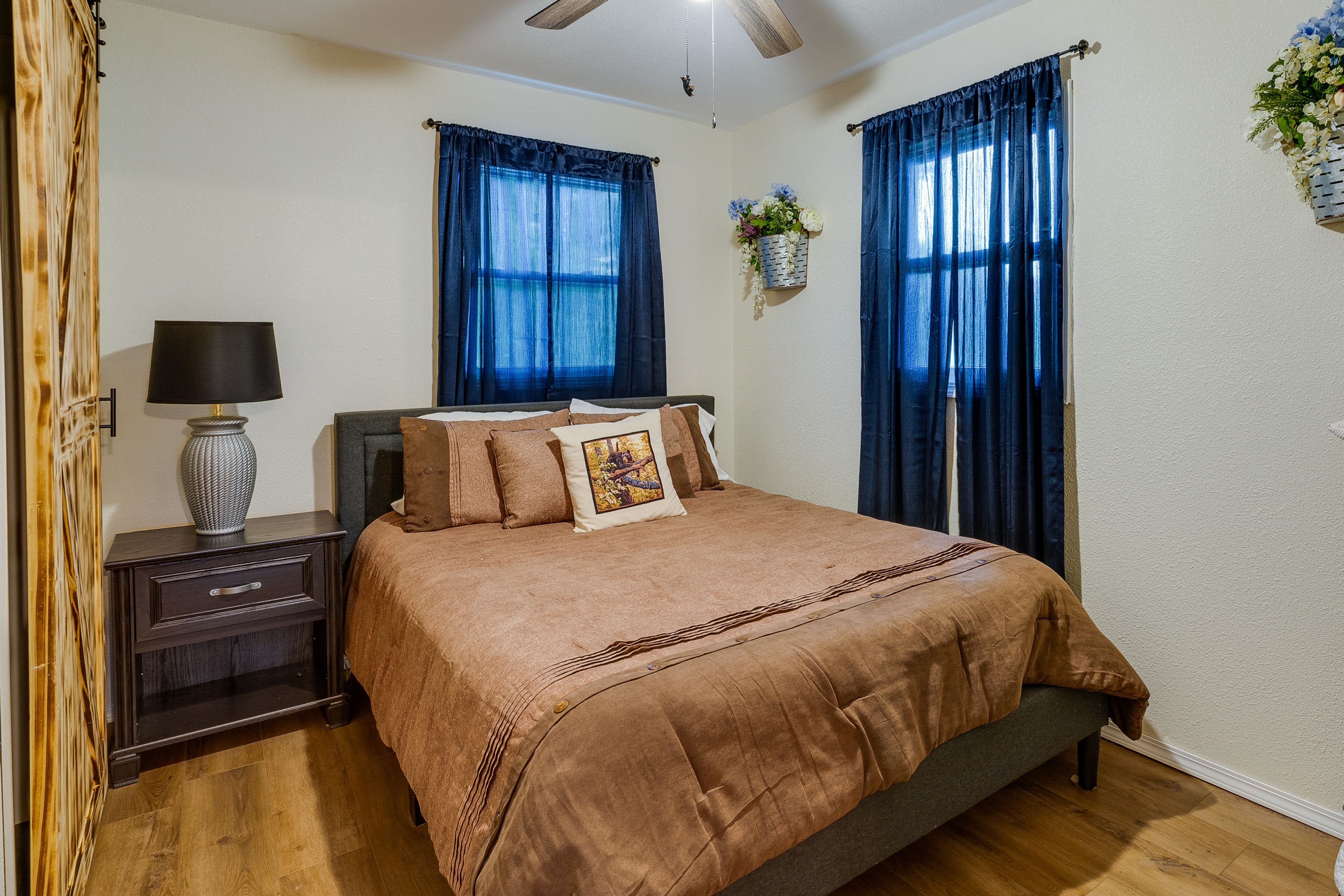 Bedroom 1 | Queen Bed