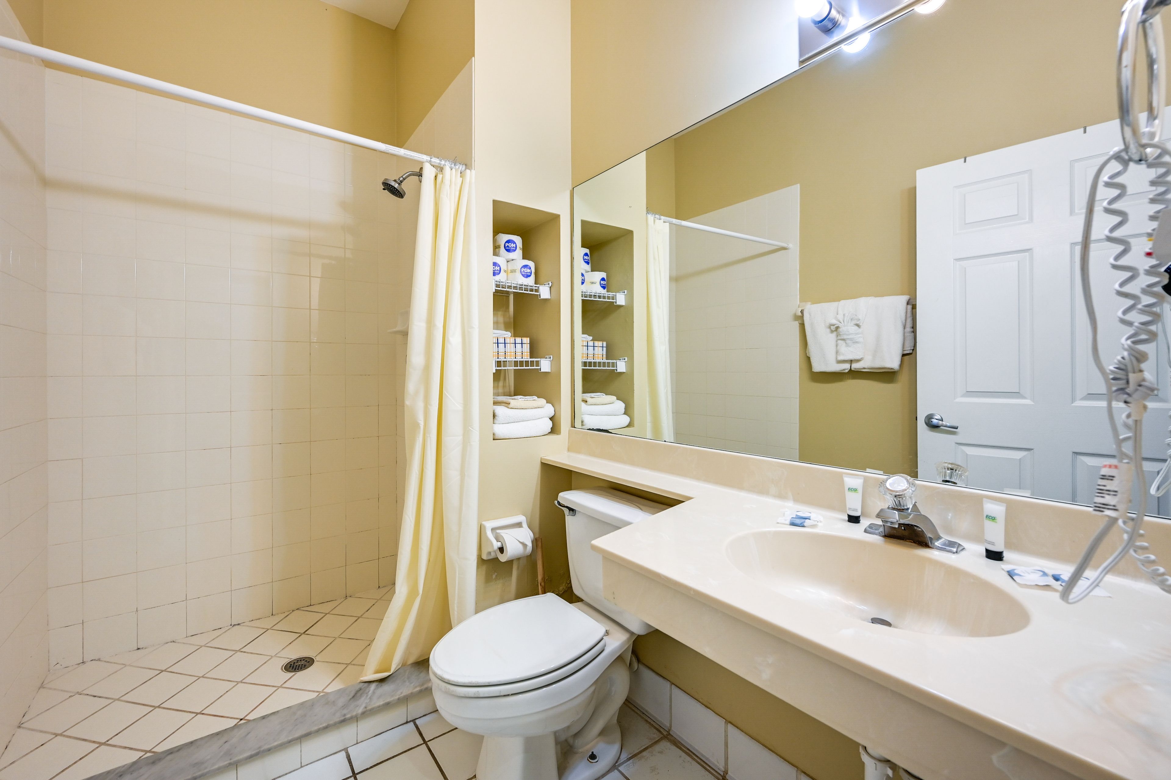 Full Bathroom | Complimentary Toiletries | Towels Provided