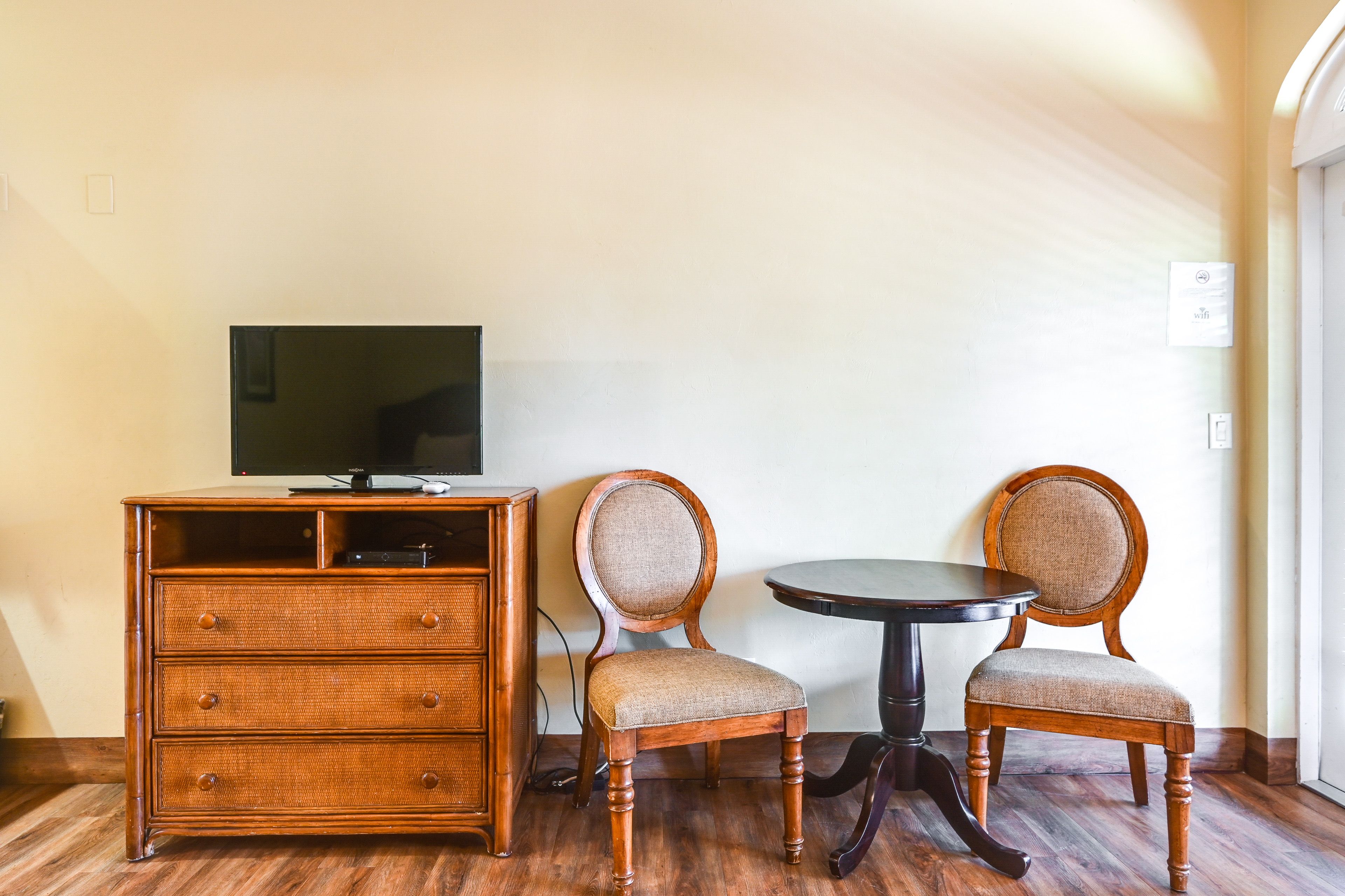 Dining Area | Dishware & Flatware Provided