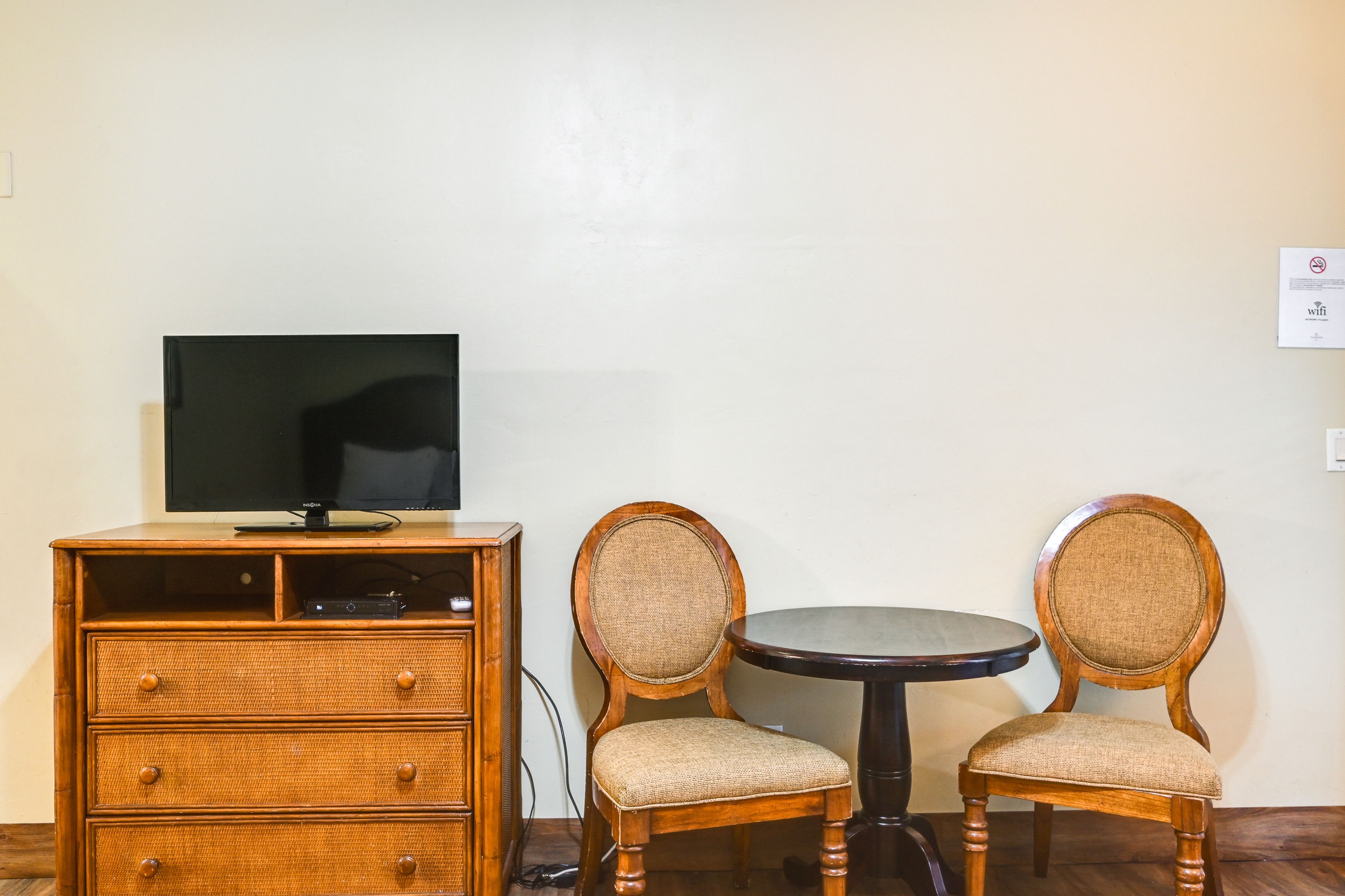 Dining Area | Dishware & Flatware Provided