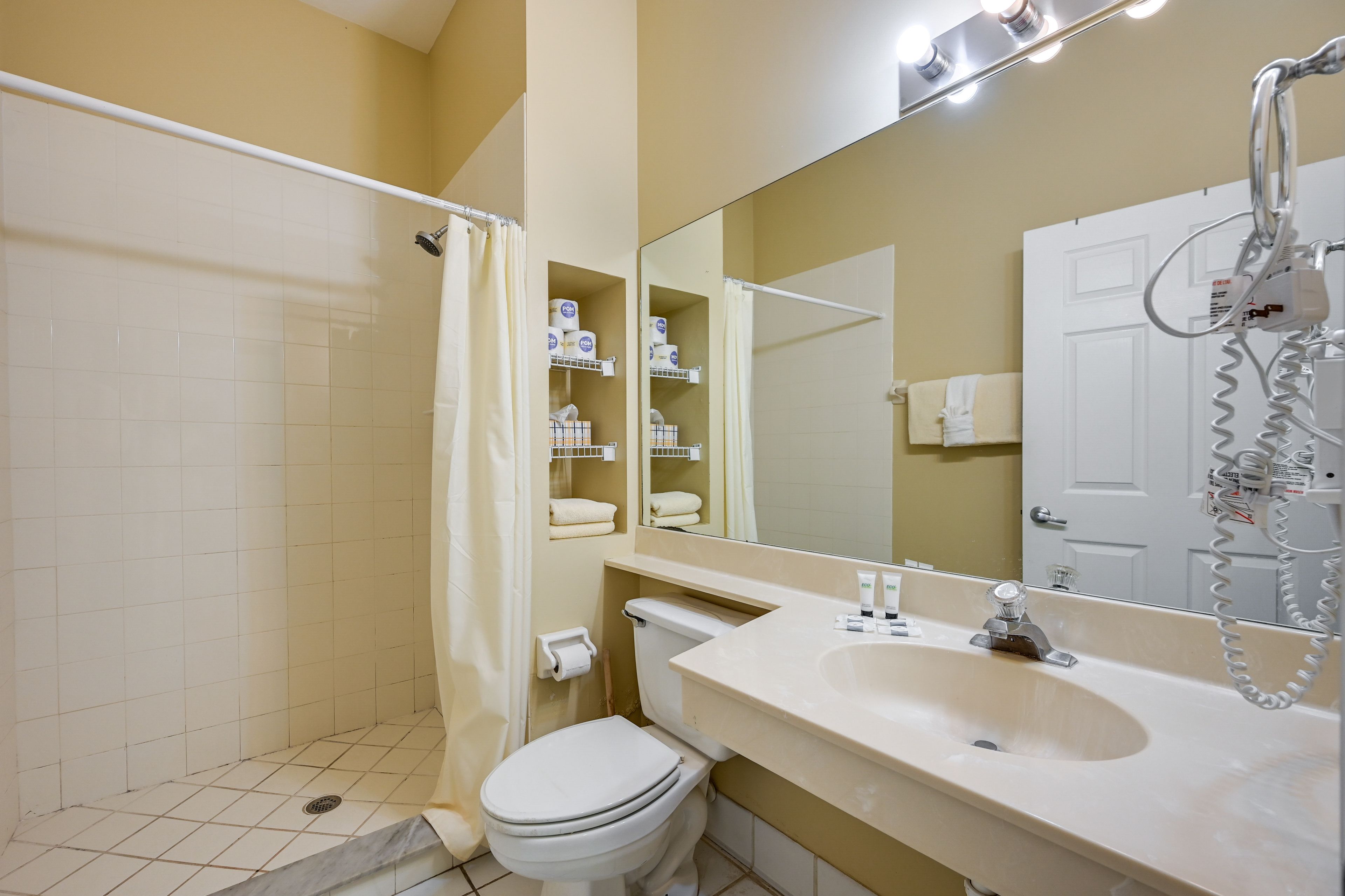 Full Bathroom | Complimentary Toiletries | Towels Provided