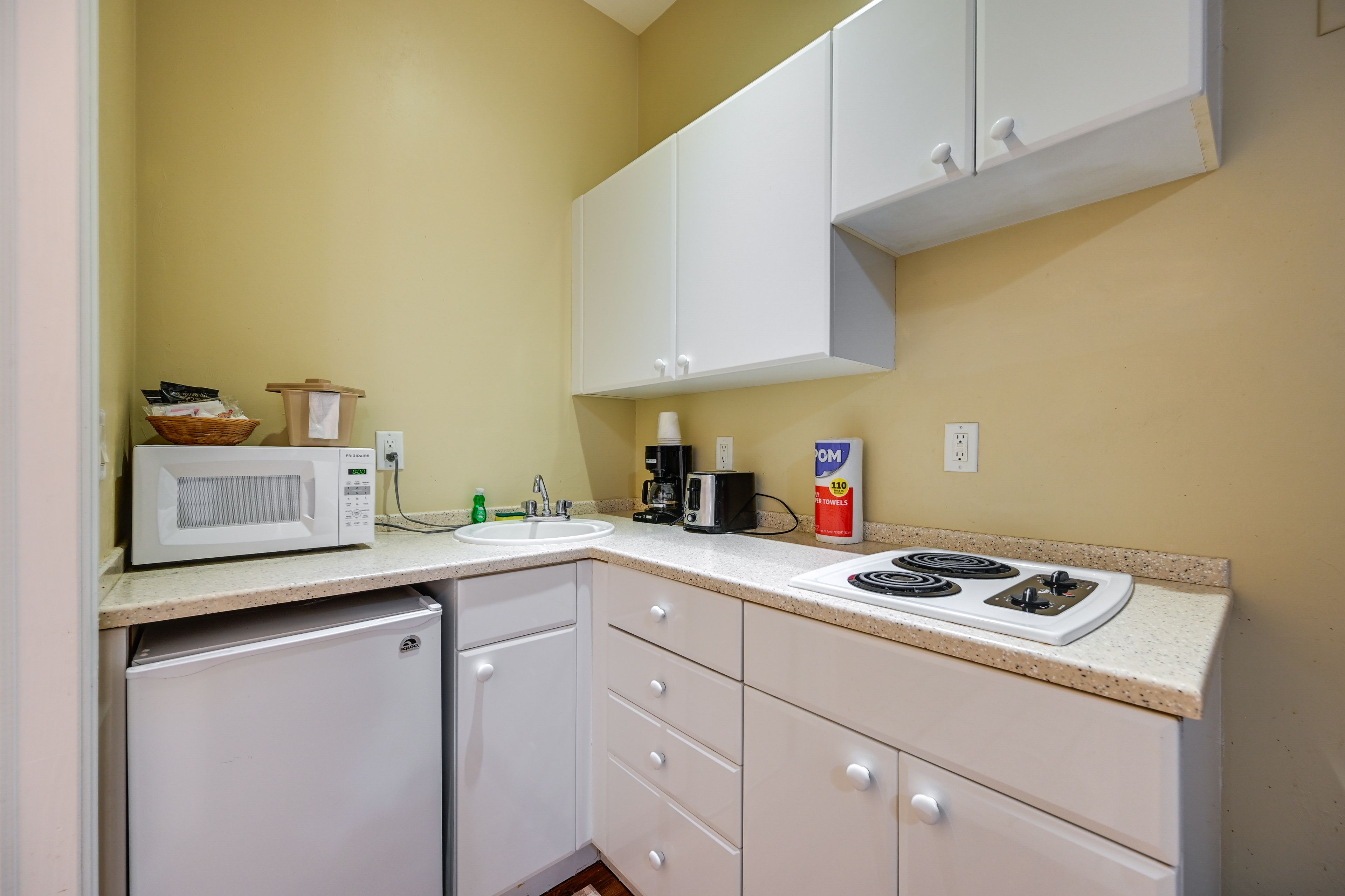 Kitchenette | Mini Fridge | Coffee Maker