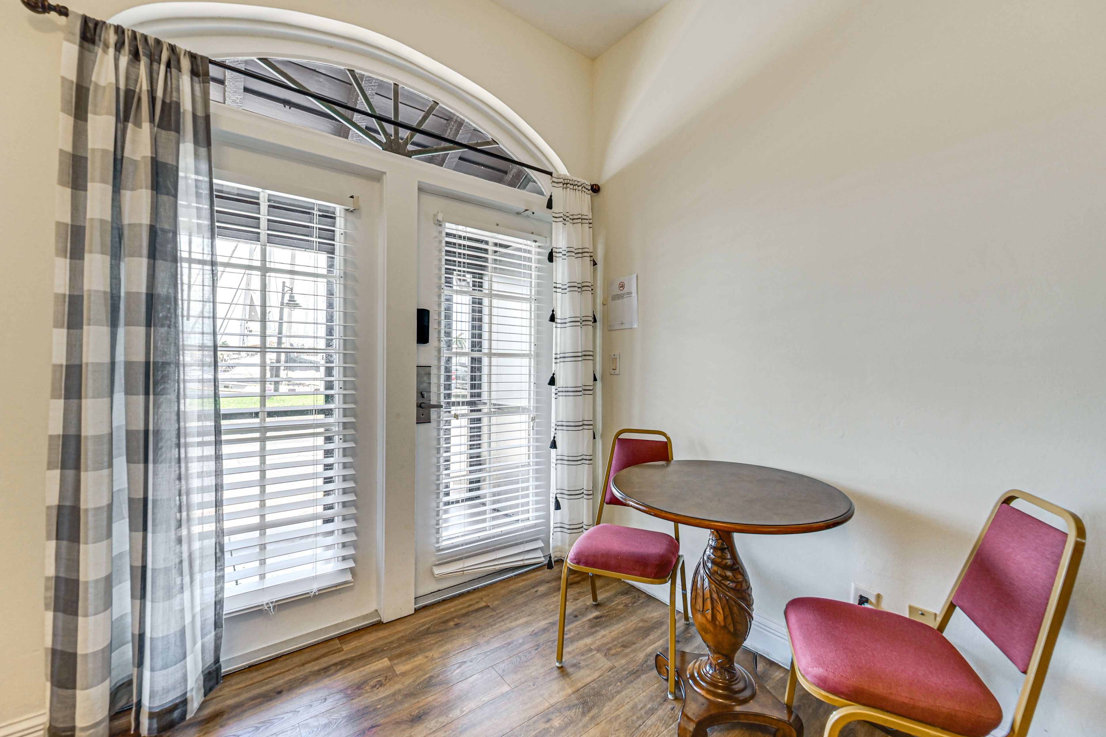 Dining Area | Dining Table