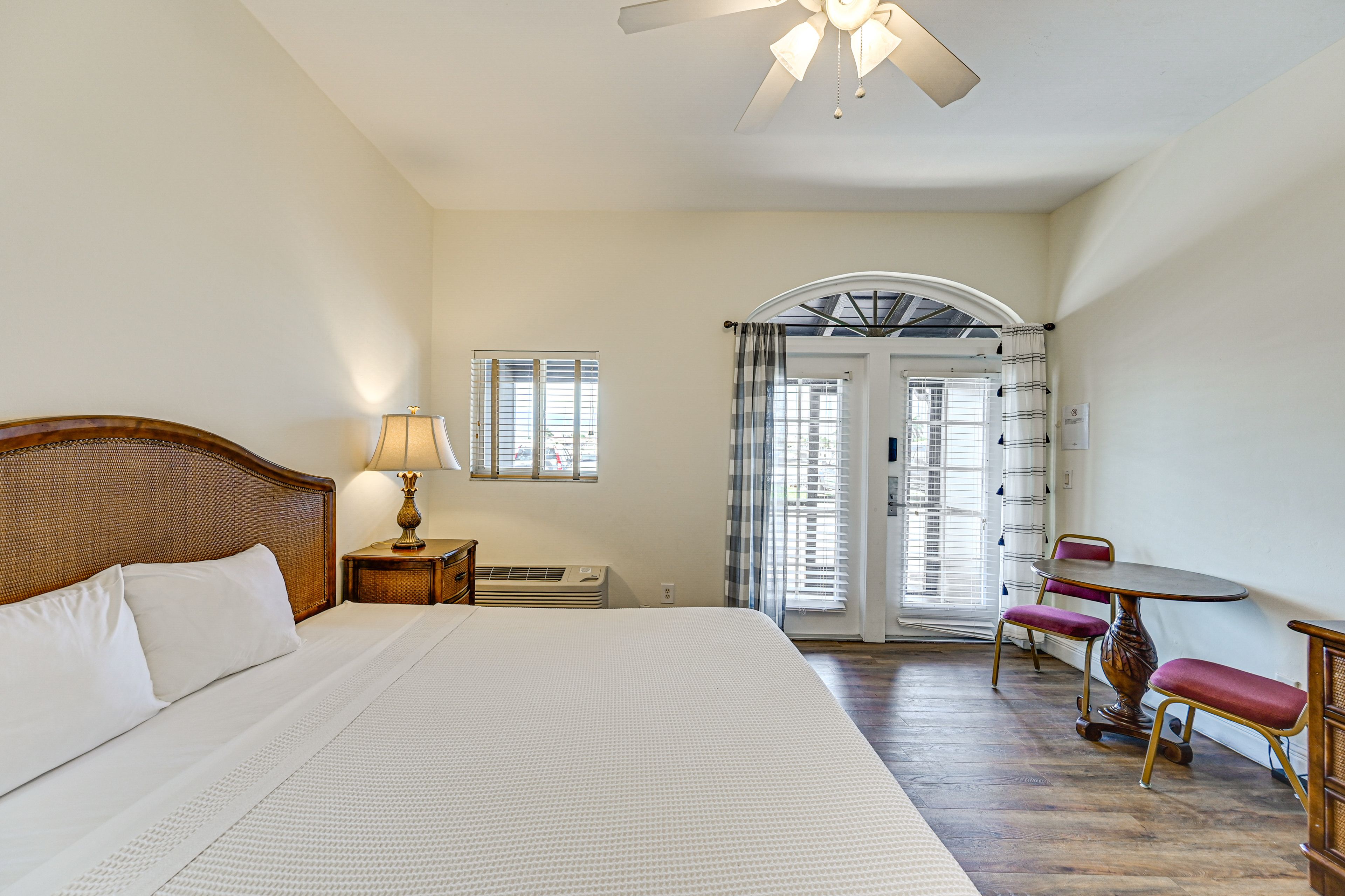 Studio | King Bed | Linens Provided