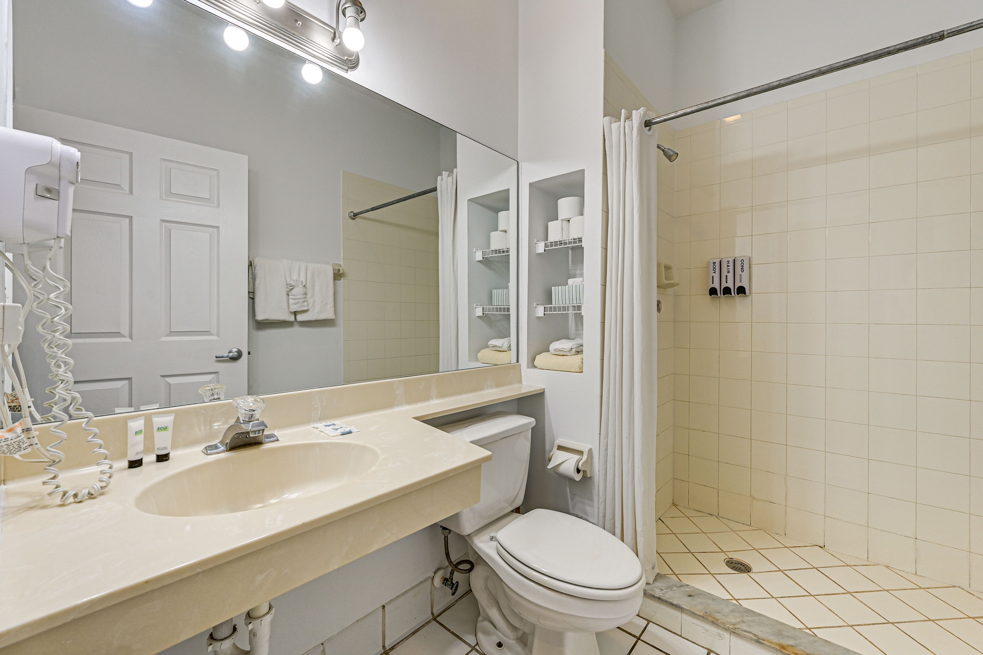 Full Bathroom | Towels Provided | Complimentary Toiletries