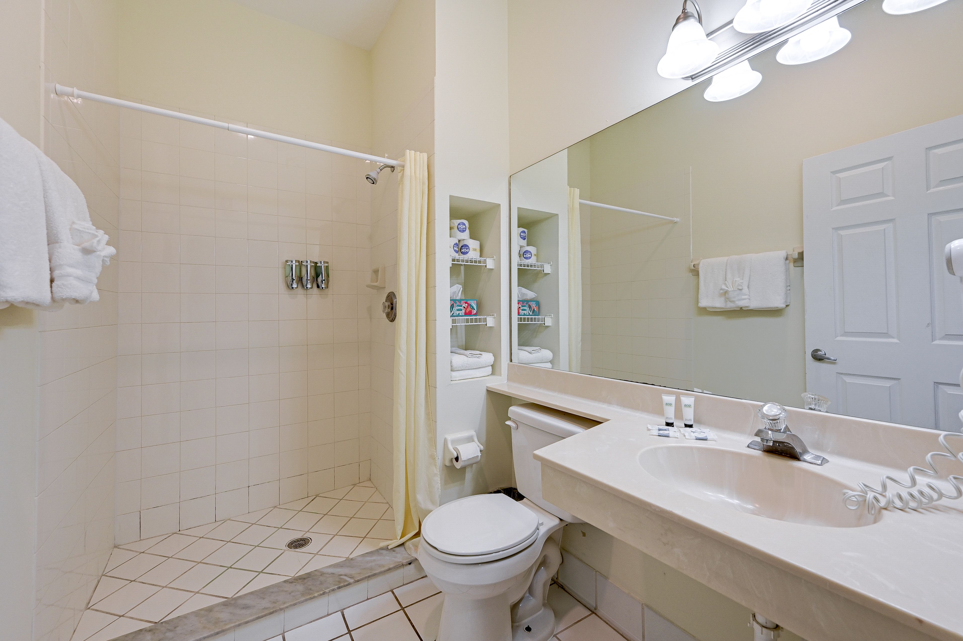 Full Bathroom | Hair Dryer | Towels Provided