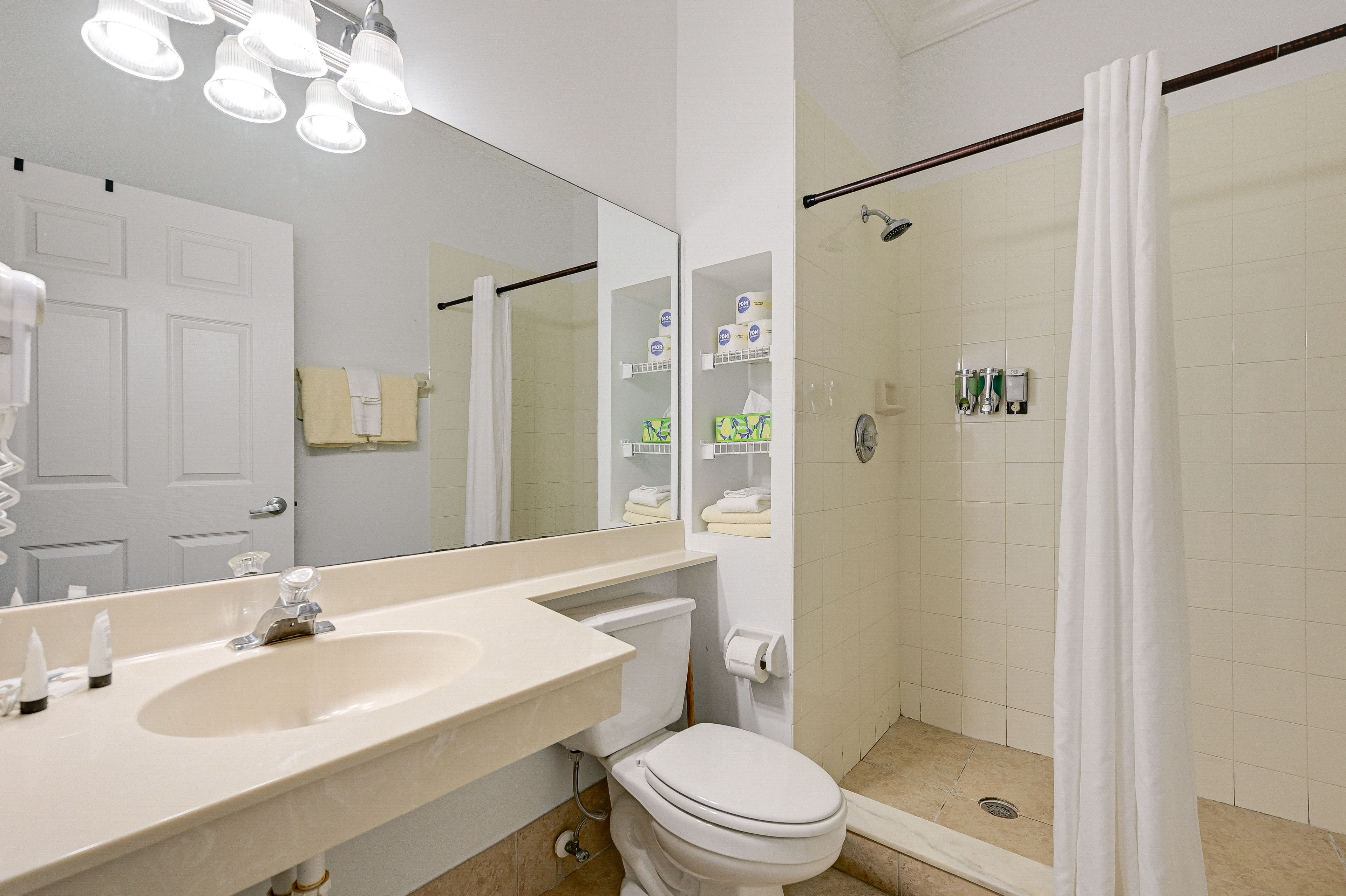 Full Bathroom | Hair Dryer | Towels Provided