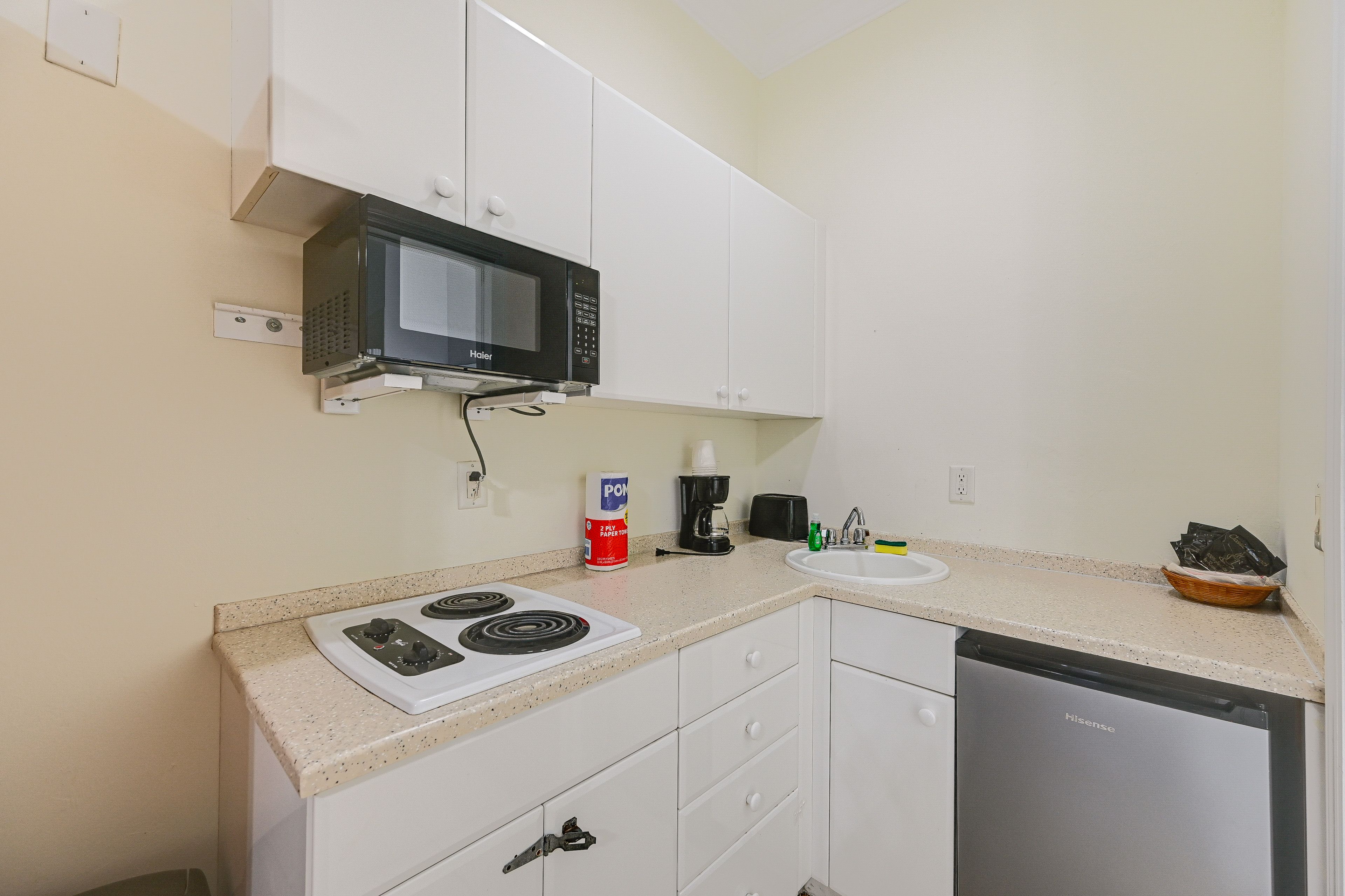 Kitchenette | Dishware & Flatware | Coffee