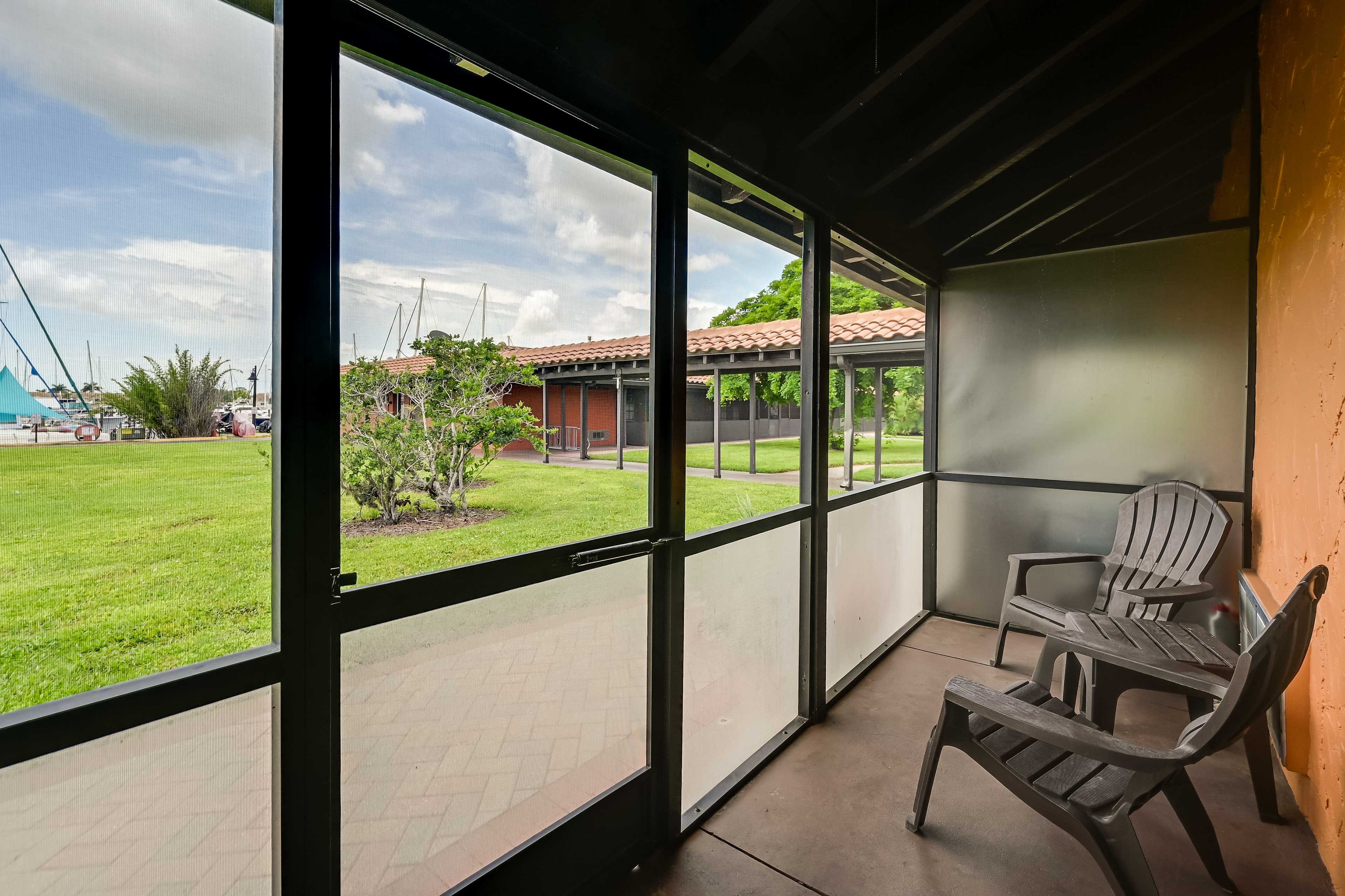 Screened-In Porch | Fire Pit (Propane Provided) | Charcoal Grill (BYOC)