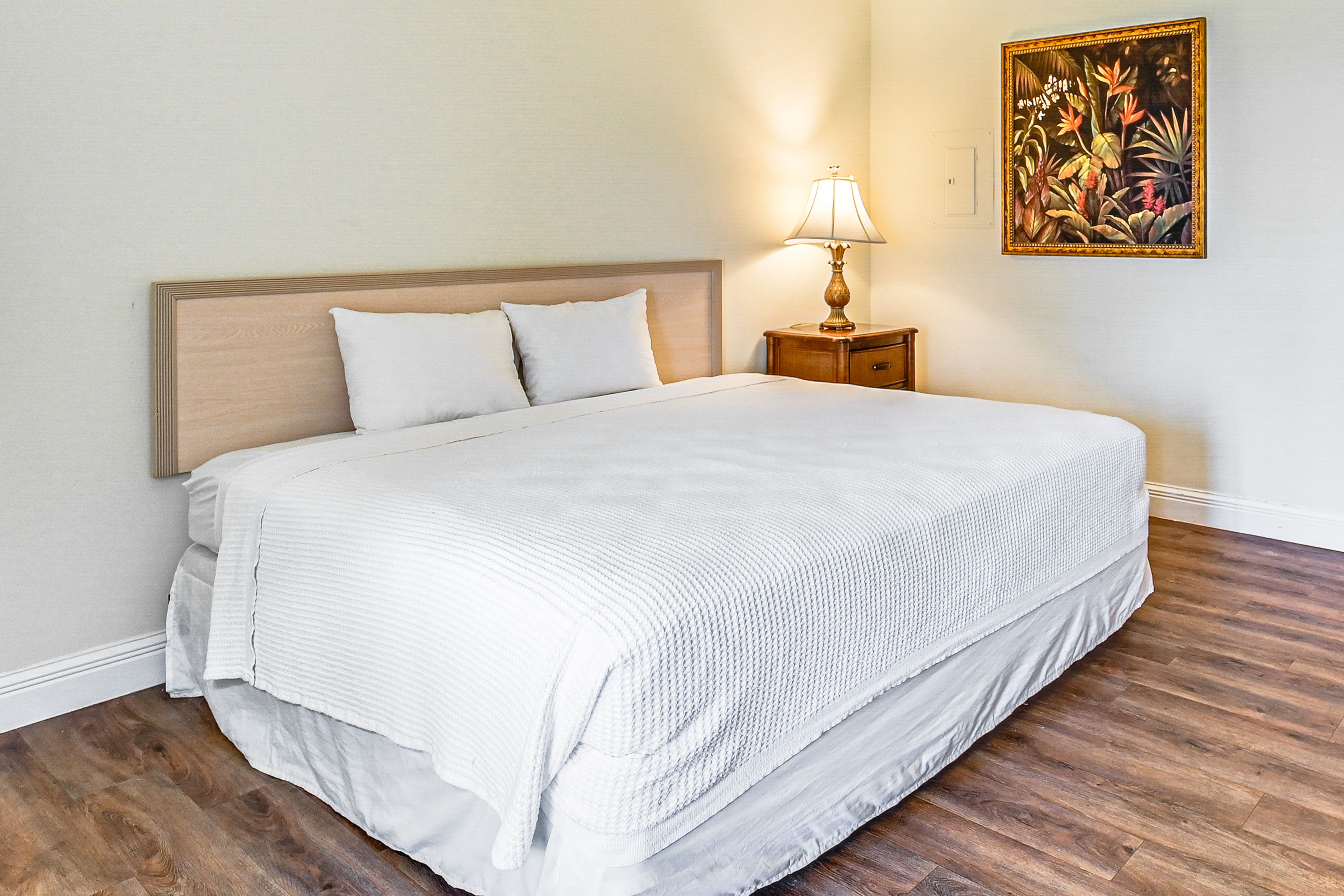 Studio | King Bed | Linens Provided