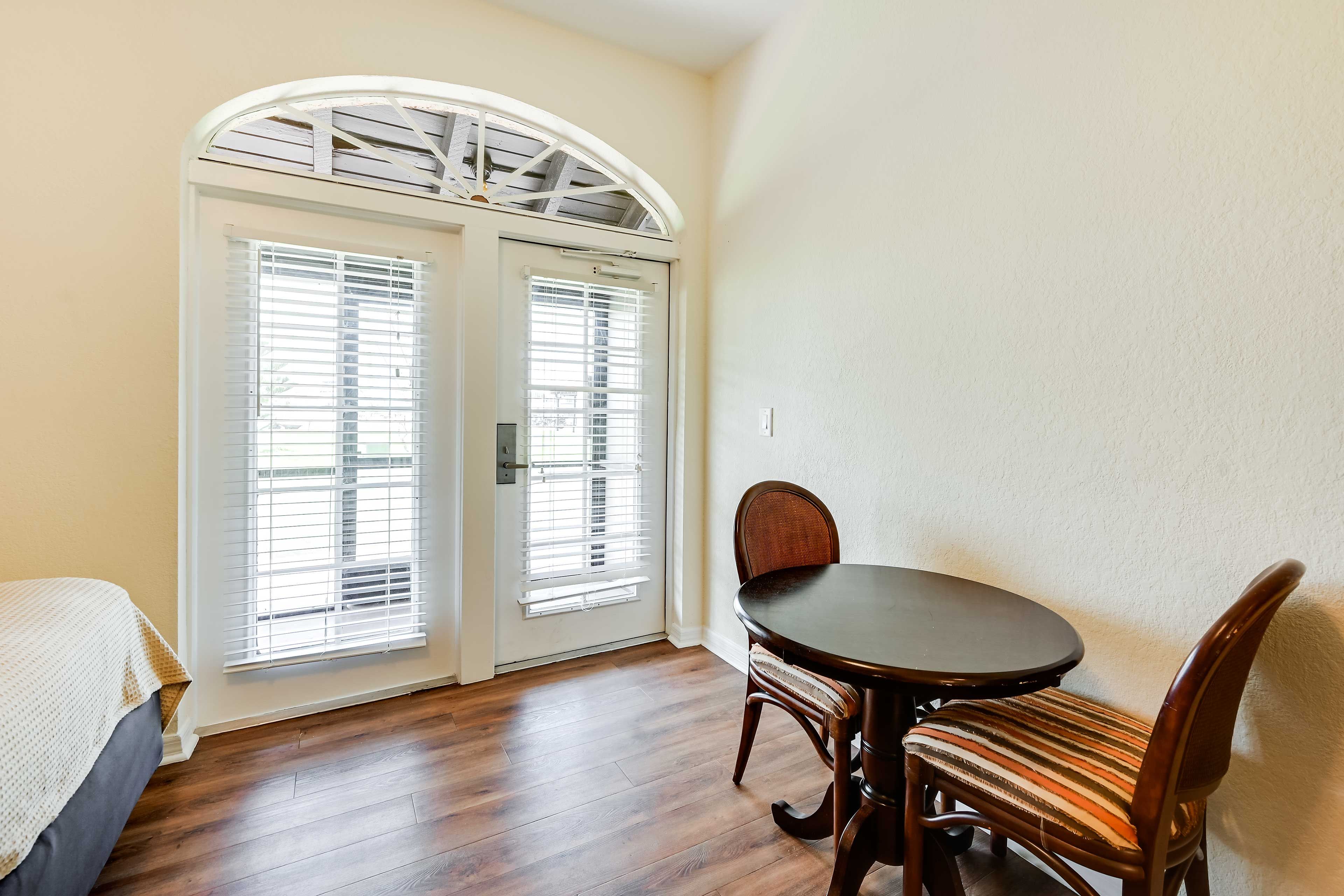 Dining Area | Dishware & Flatware Provided