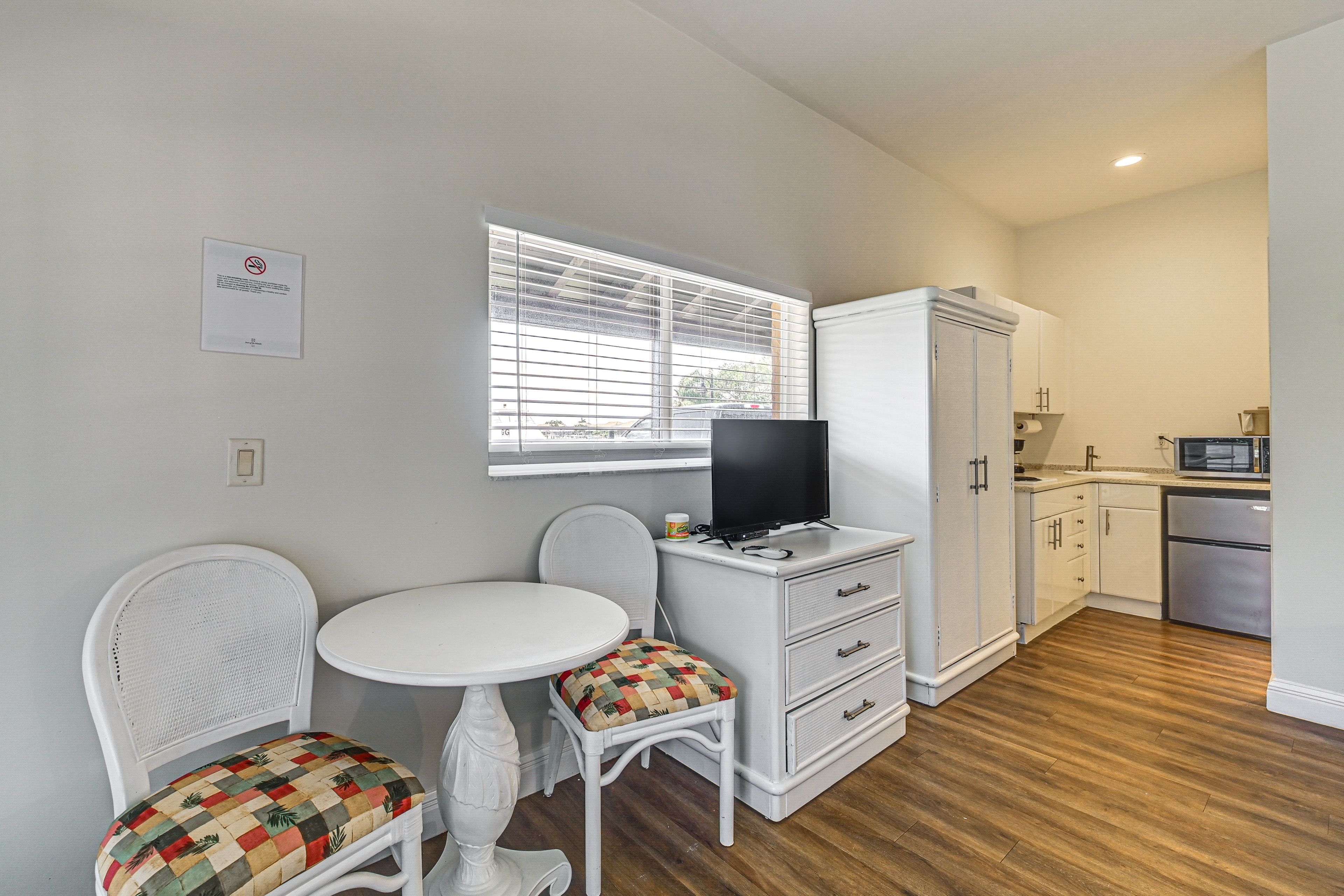 Dining Area | Dishware & Flatware Provided