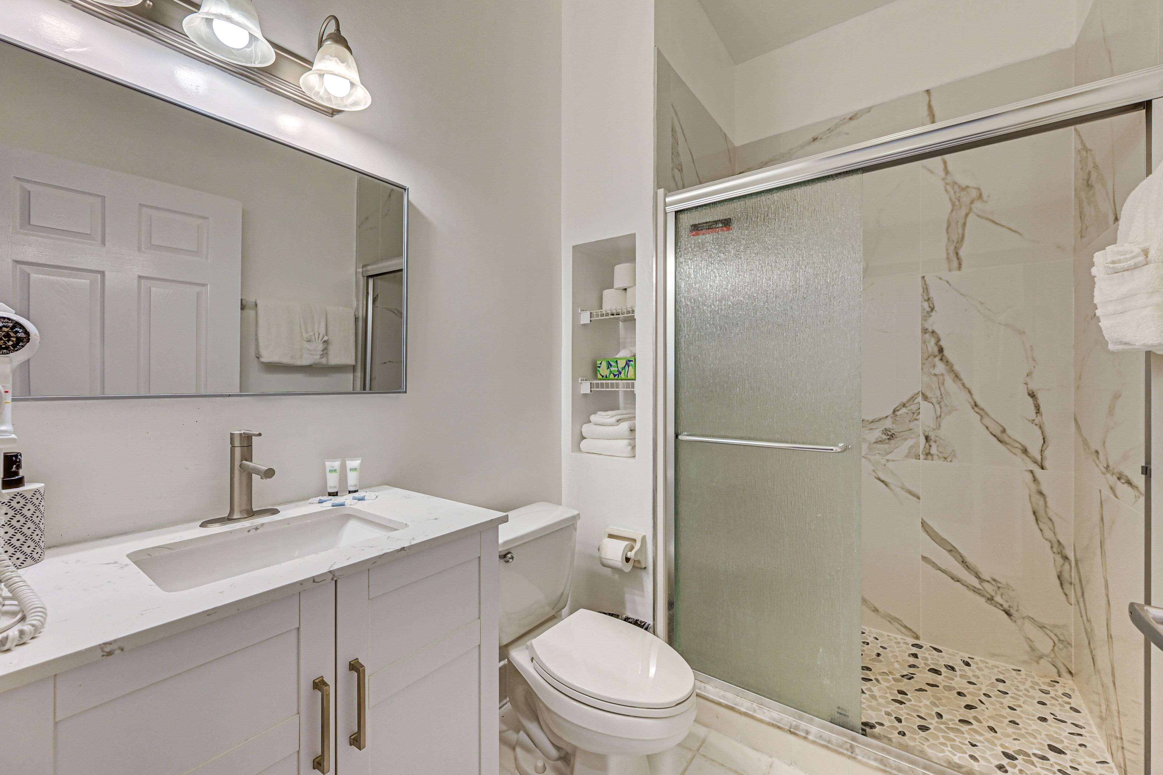 Full Bathroom | Complimentary Toiletries | Towels Provided