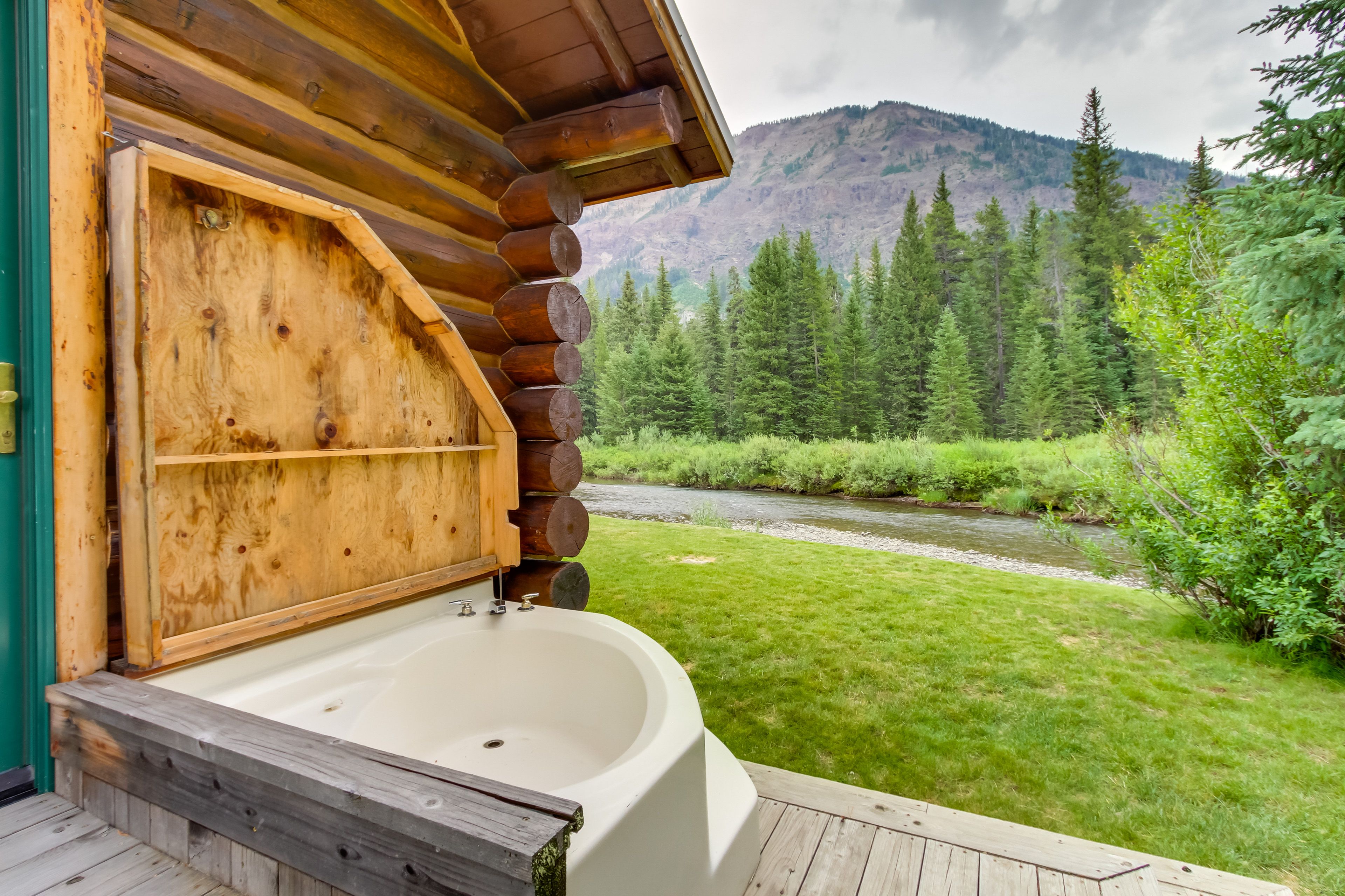 Side Exterior | Outdoor Bathtub