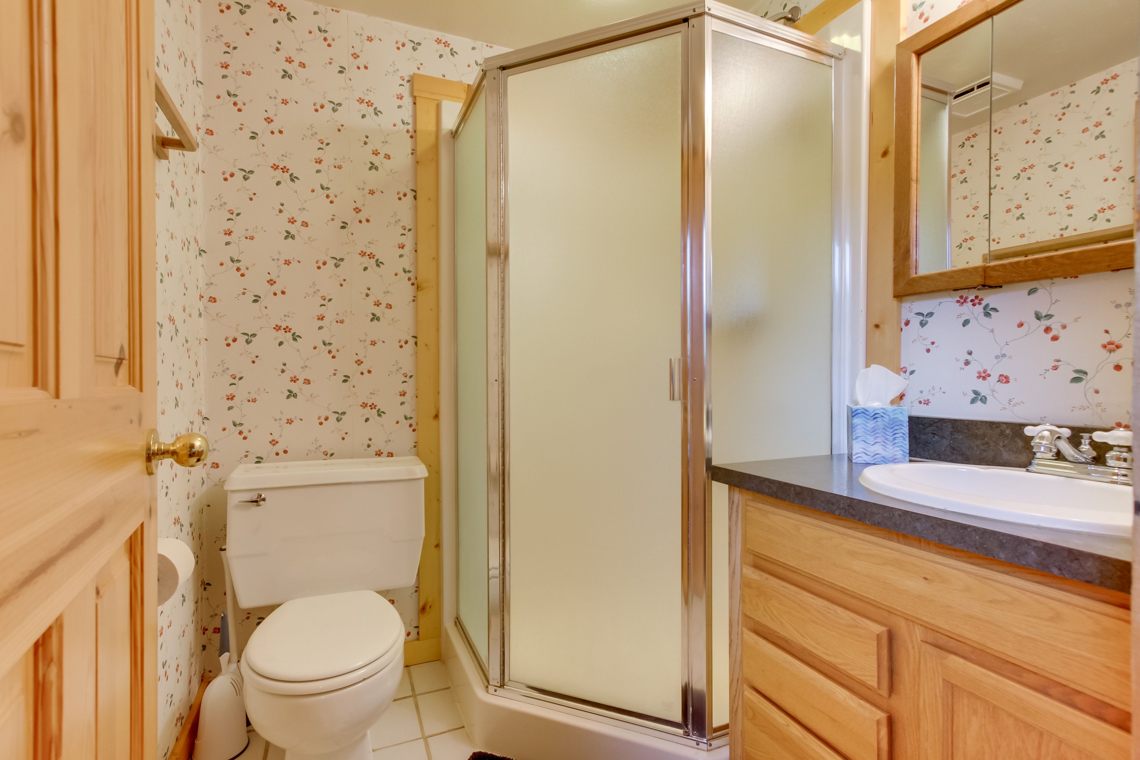 Full Bathroom | Towels Provided | Complimentary Toiletries