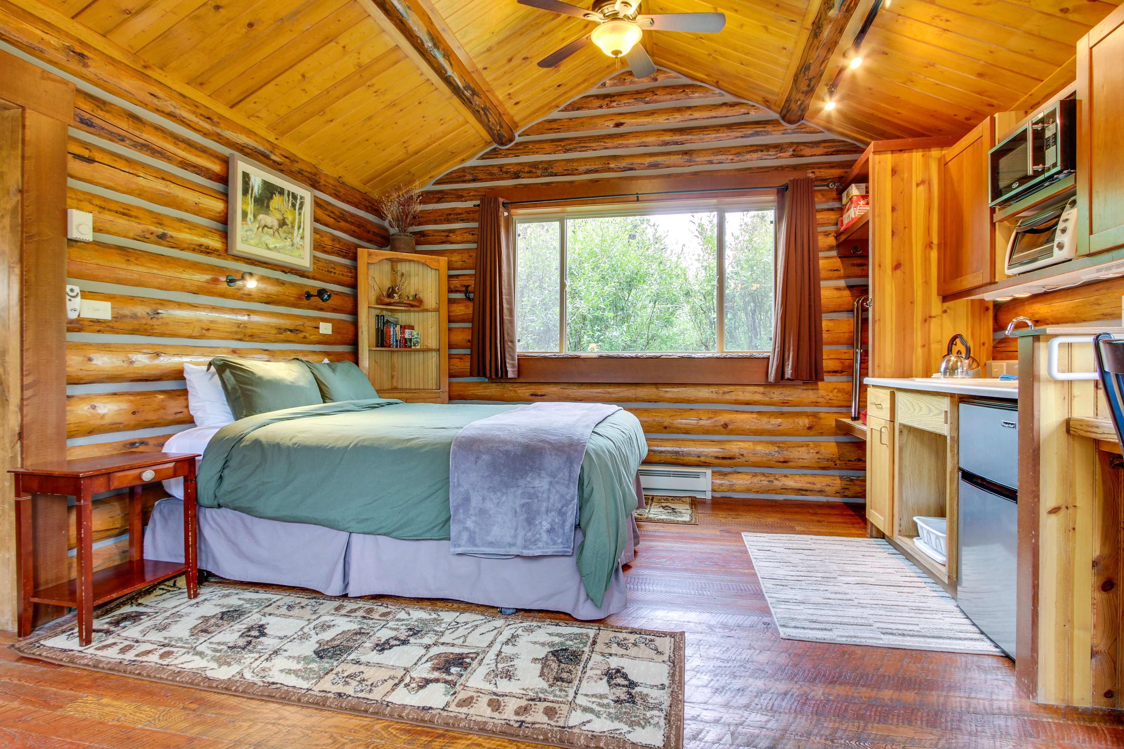 Studio | Queen Bed
