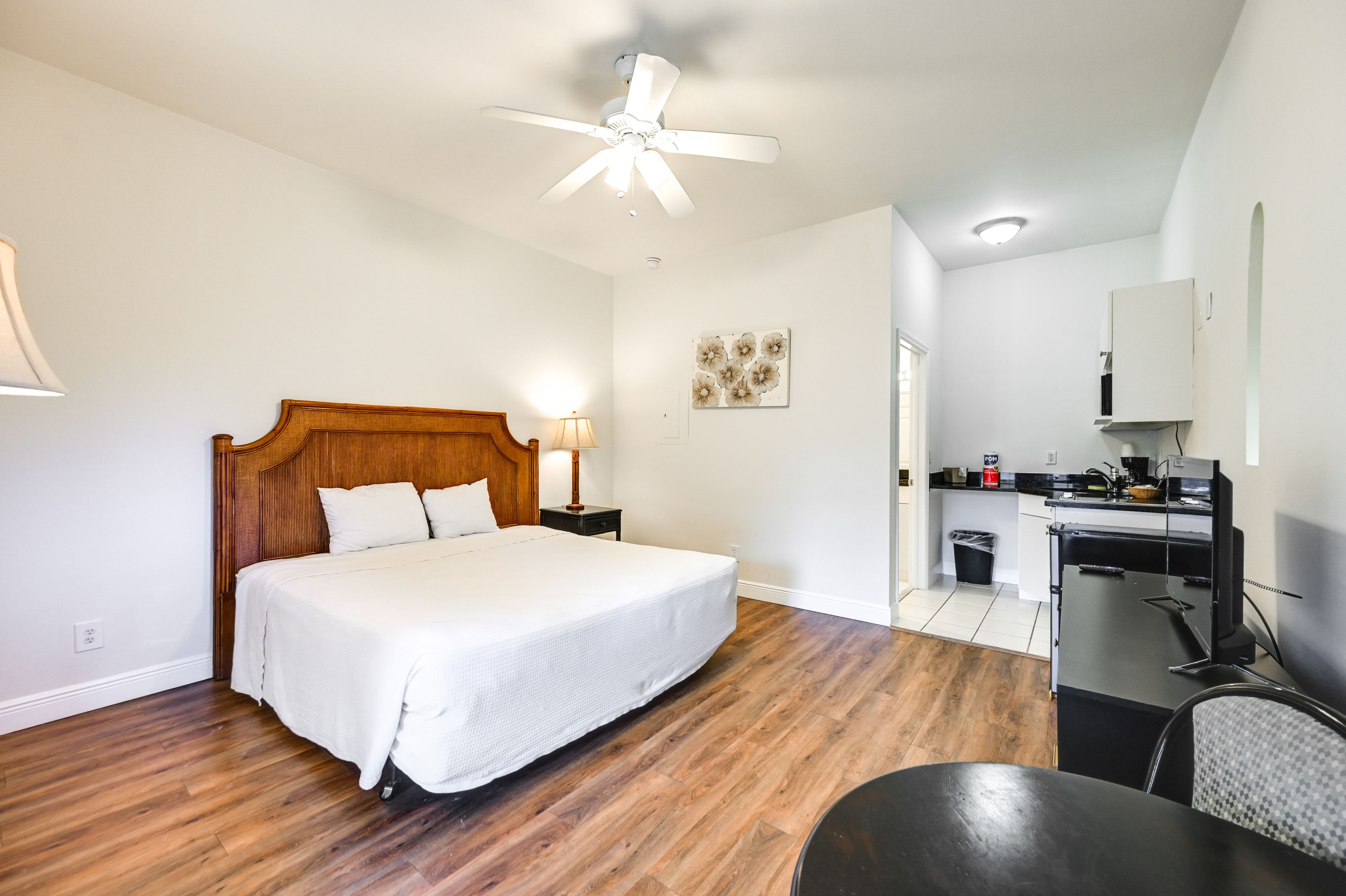 Studio | Queen Bed | Smart TV