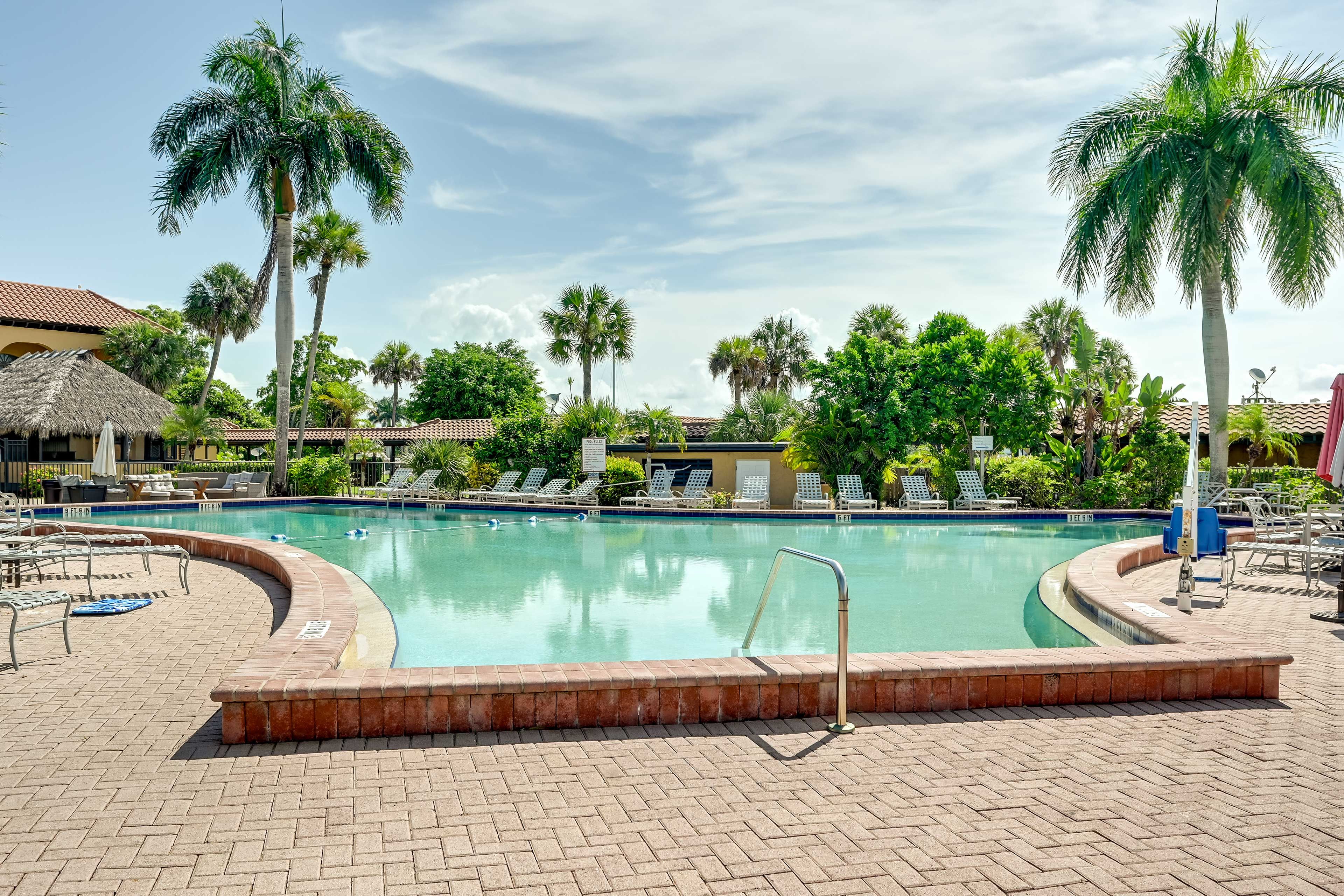 Naples Vacation Rental | Studio | 1BA | 1 Small Step Required | 275 Sq Ft