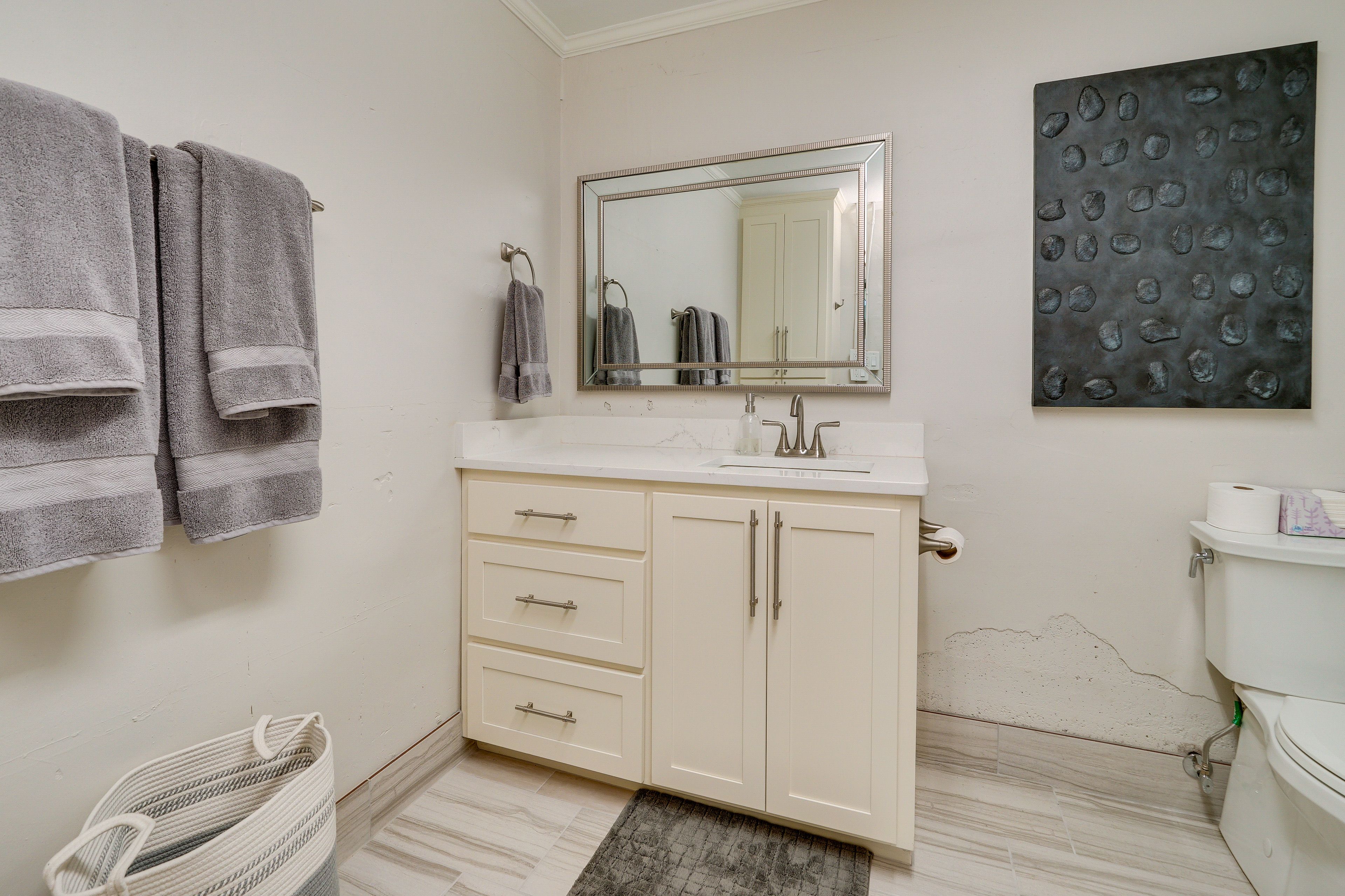 Full Bathroom | Complimentary Toiletries | 1st Floor