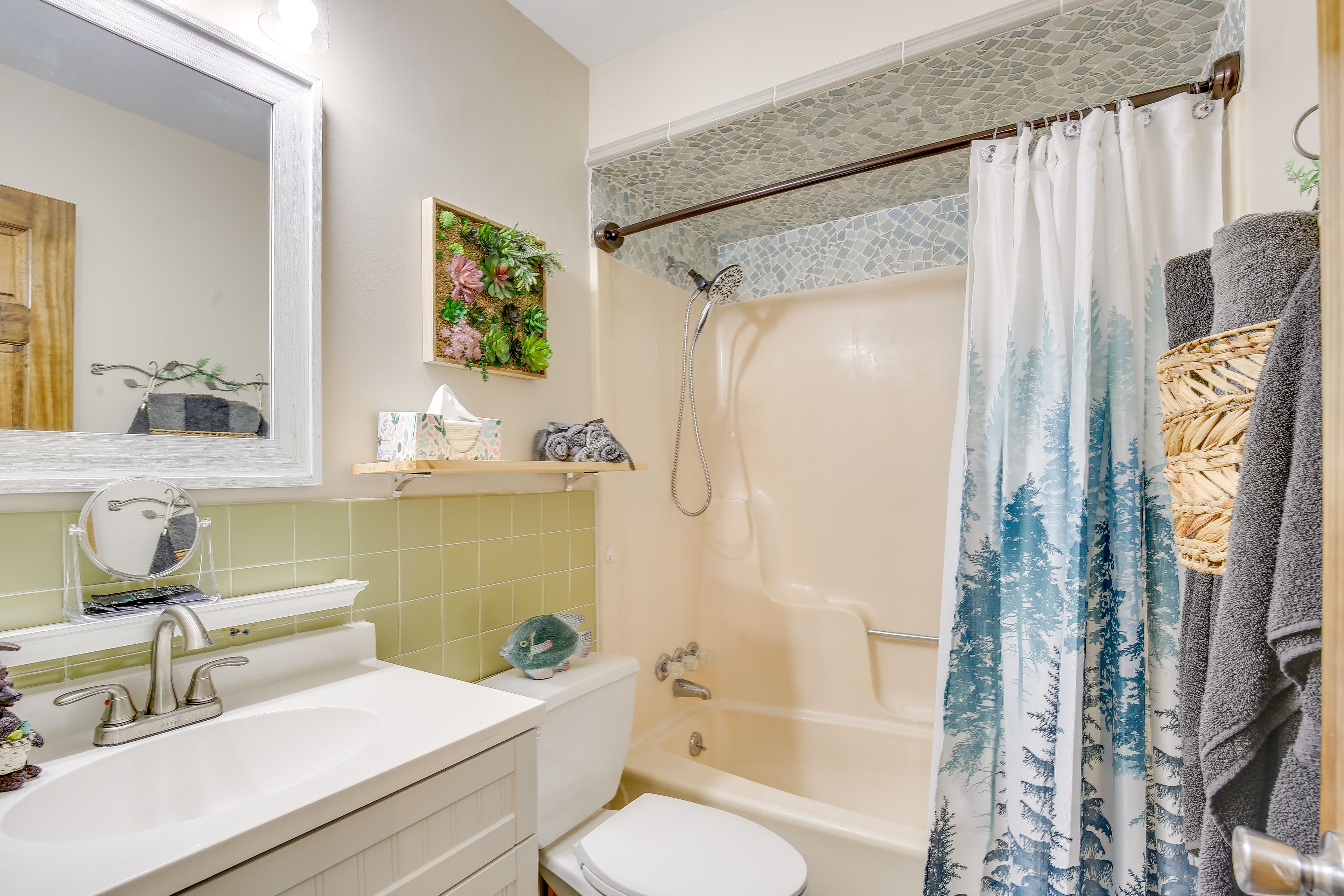Full Bathroom | Towels Provided | Complimentary Toiletries