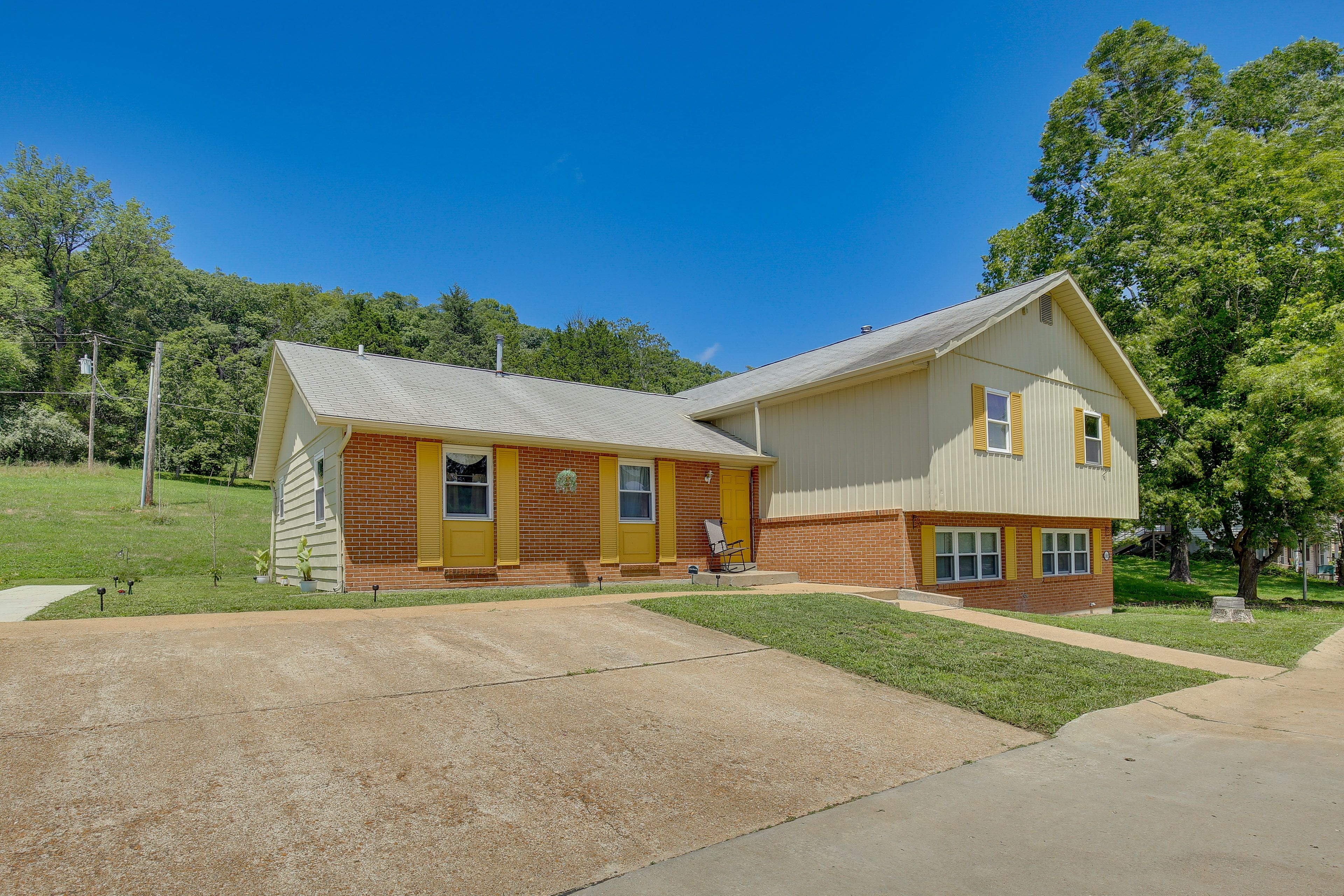 Parking | Driveway (1 Vehicle) | Curbside Parking (First-Come, First-Served)