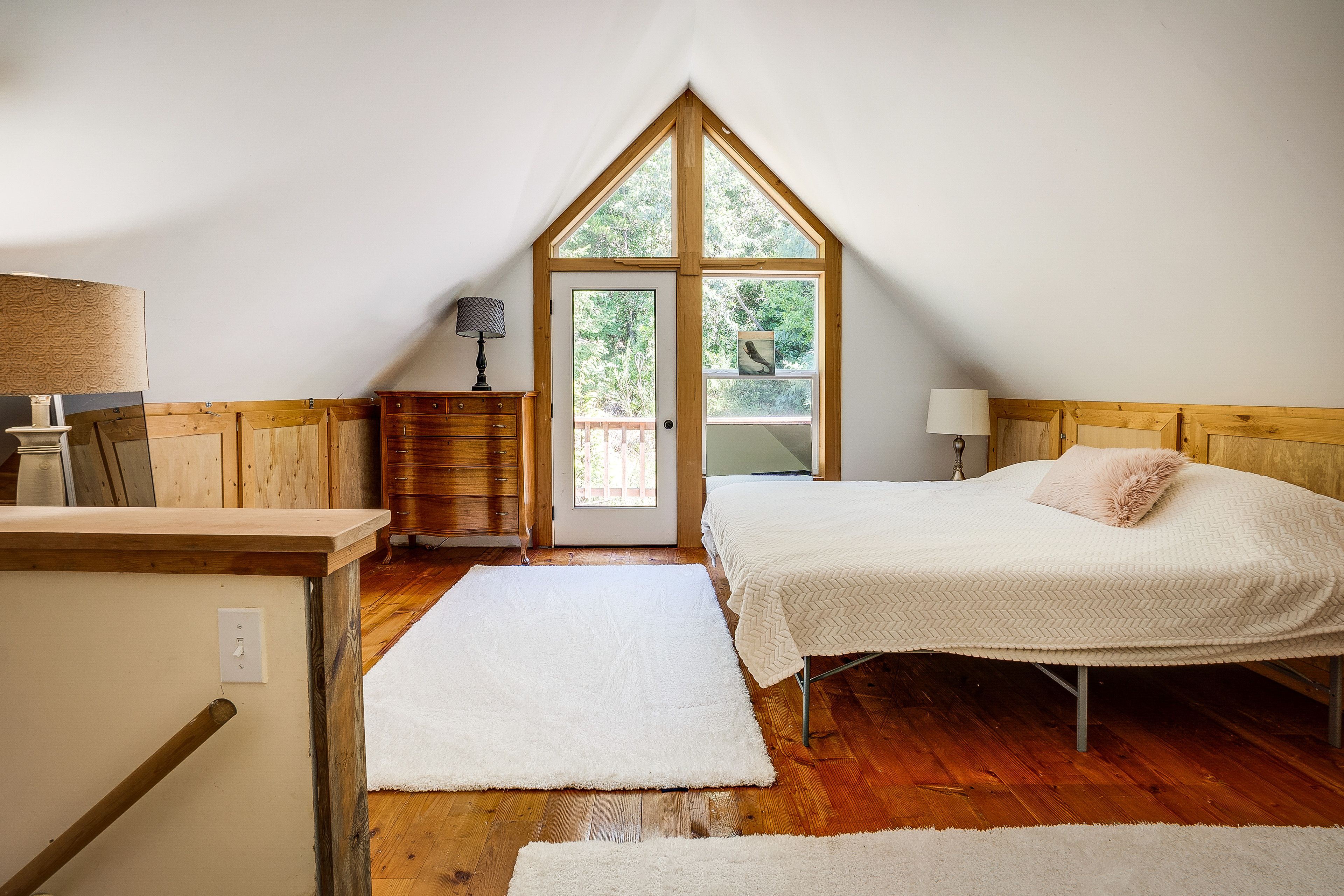 Bedroom 1 | King Bed | Linens & Towels Provided