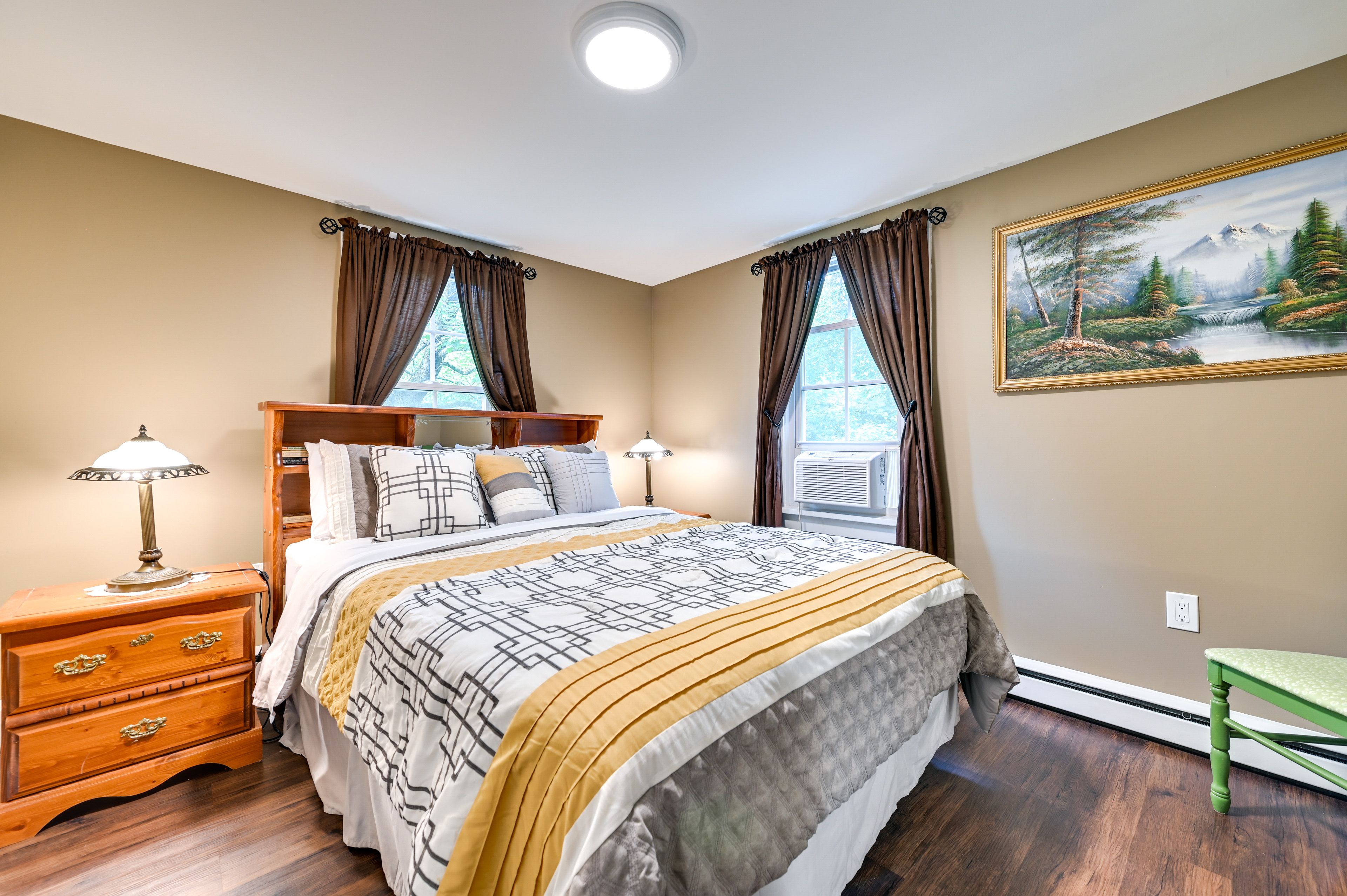 Bedroom 1 | Queen Bed