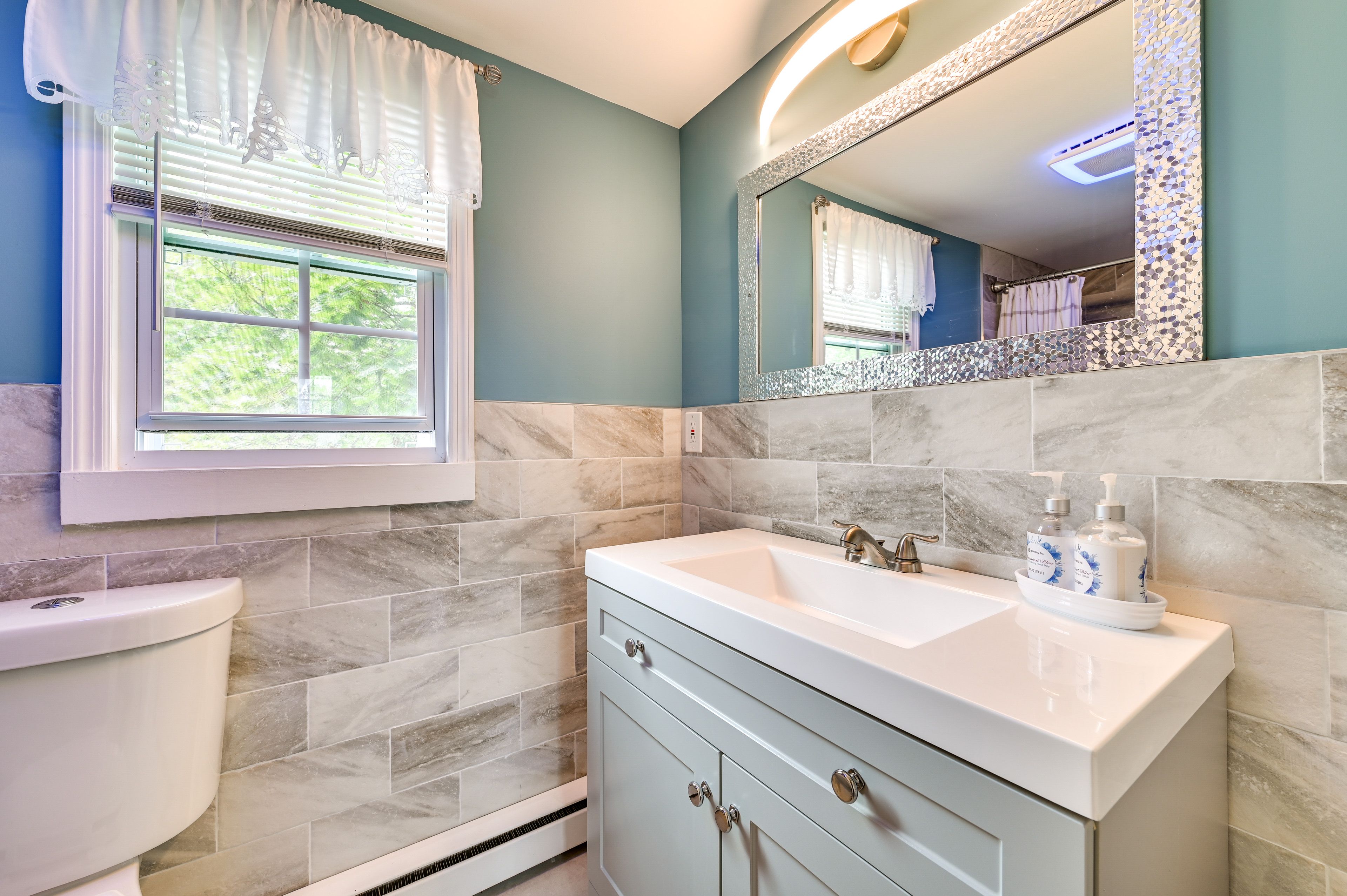 Full Bathroom | Shower | Towels Provided