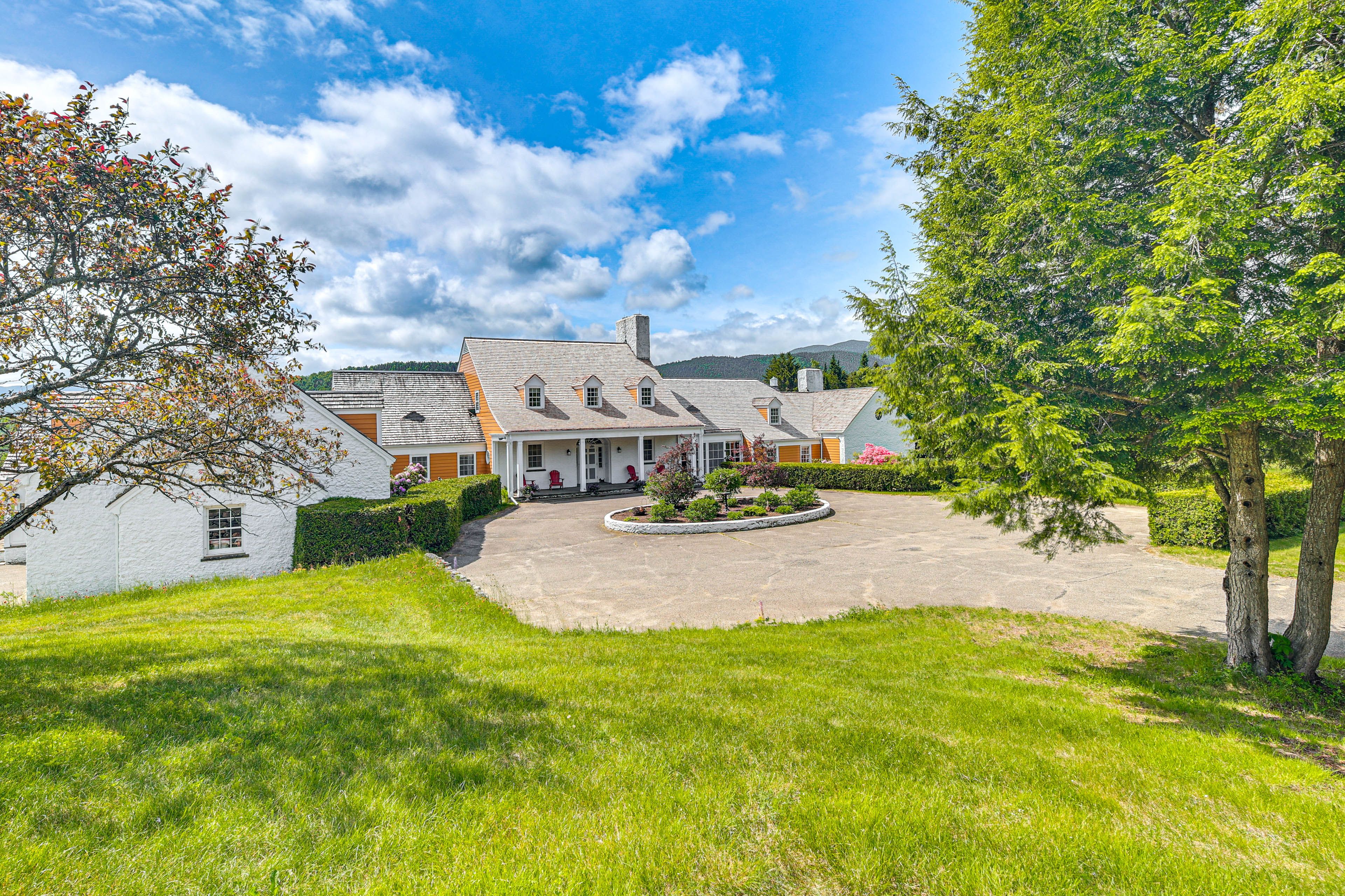 Property Exterior | Driveway Parking (10 Vehicles)