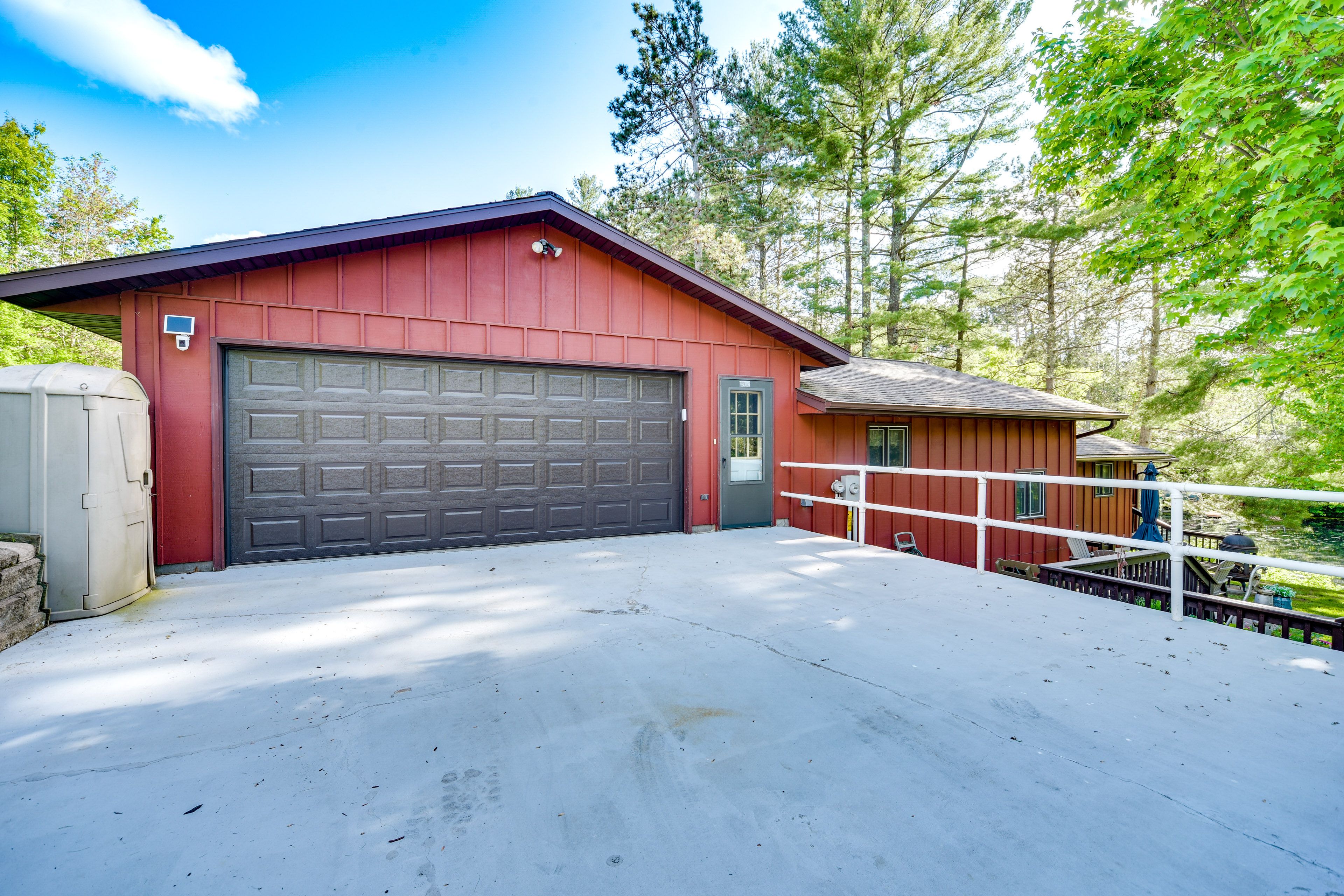 Parking | Driveway (3 Vehicles) | Garage (1 Vehicle)