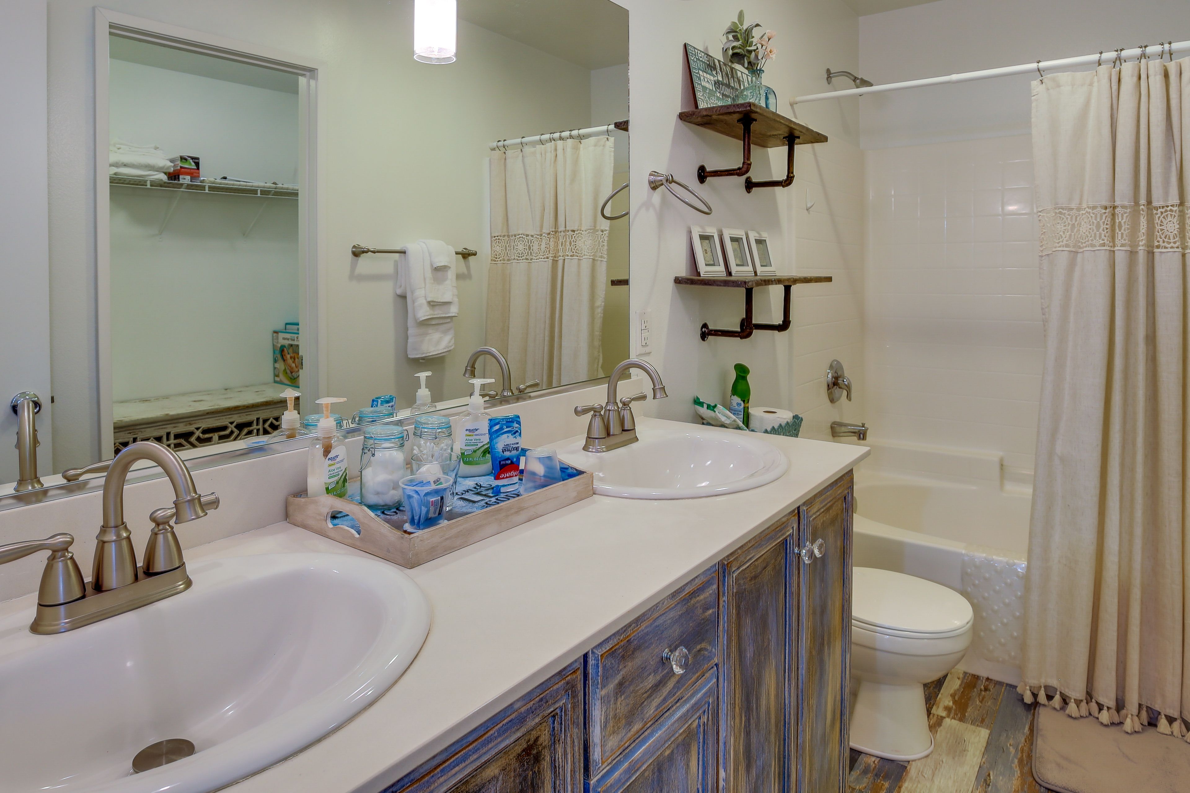 Full Bath | Complimentary Toiletries | Towels Provided