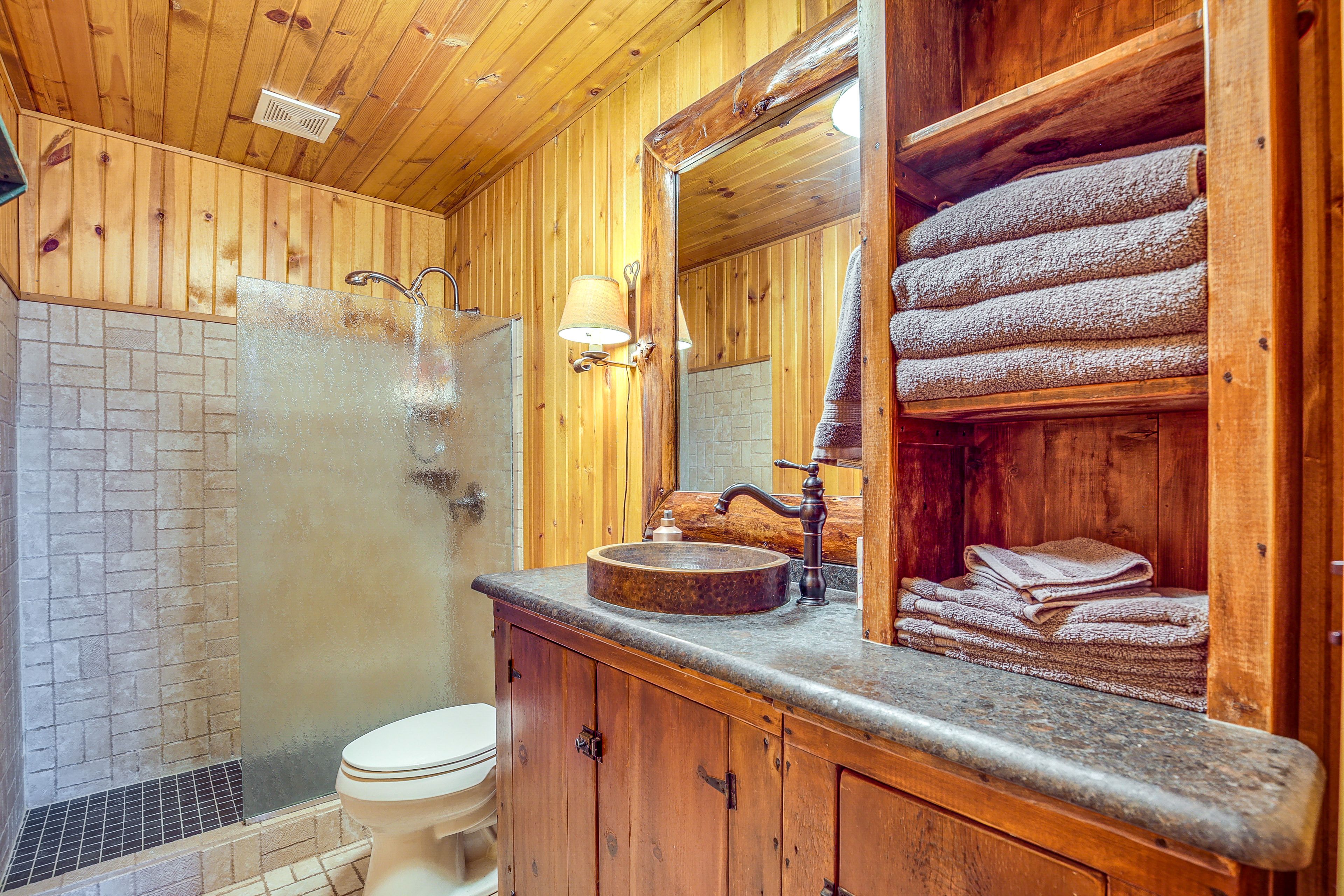 Full Bathroom | Towels Provided | Complimentary Toiletries