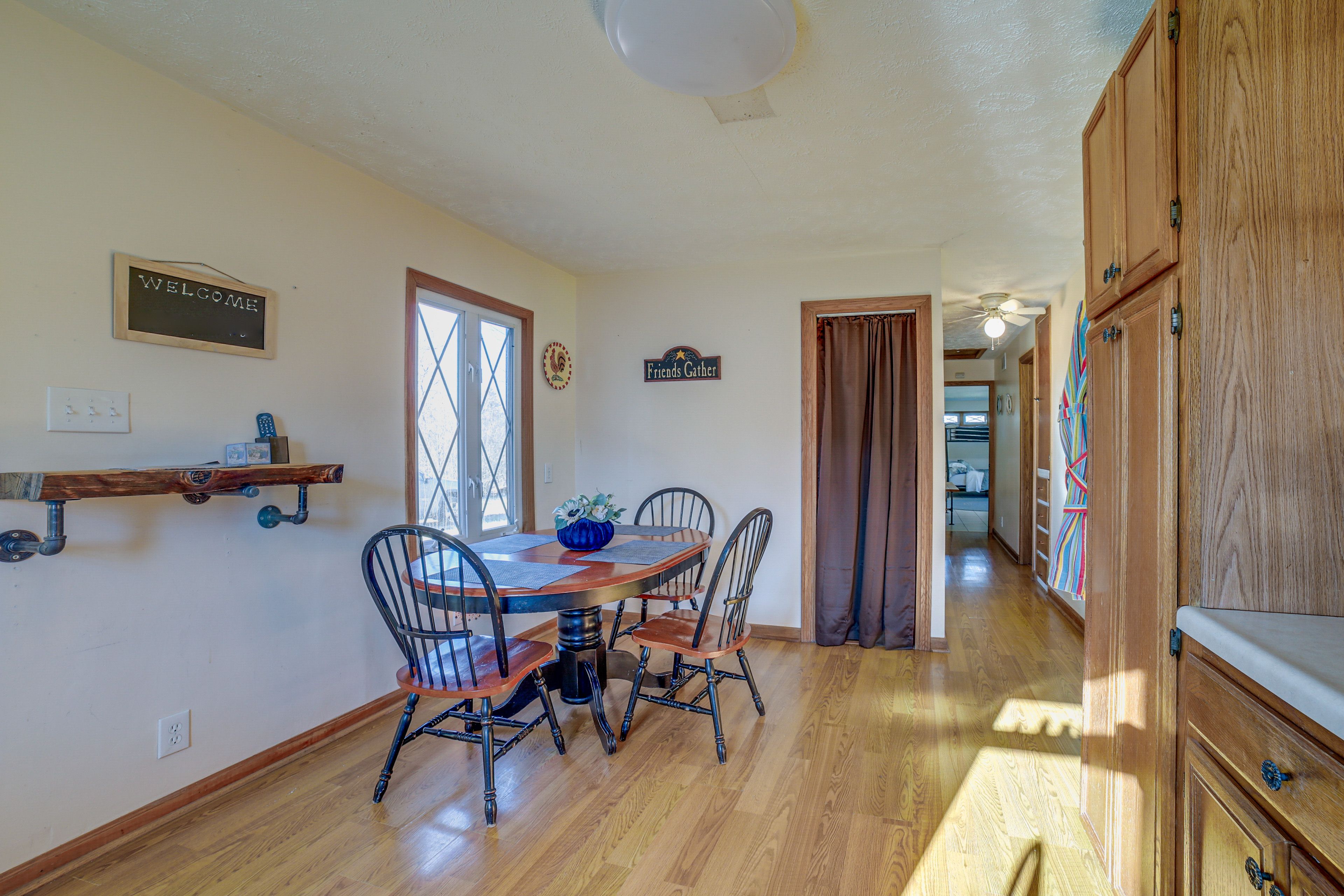 Dining Area | Dishware & Flatware Provided