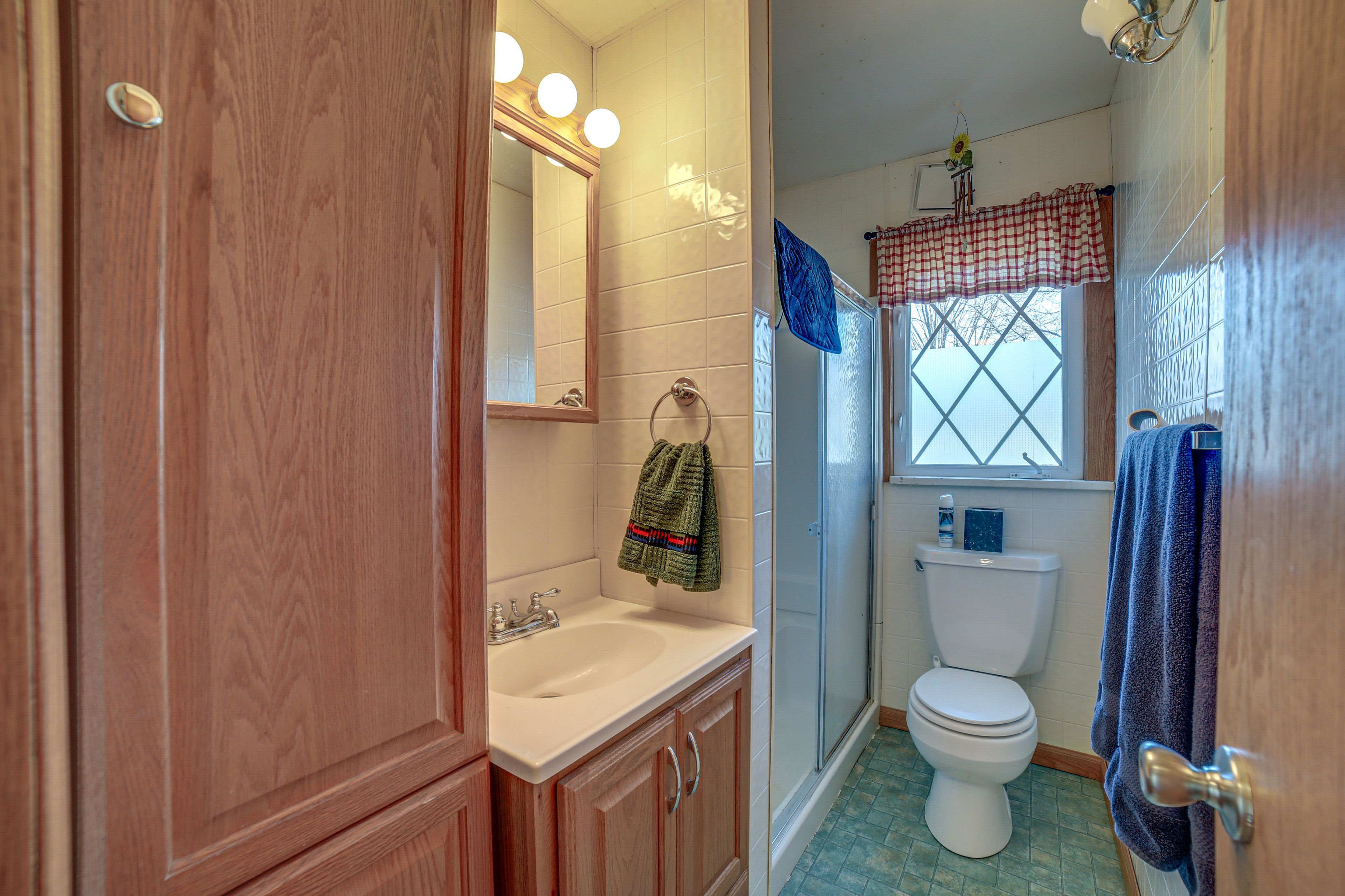 Full Bathroom | Towels Provided
