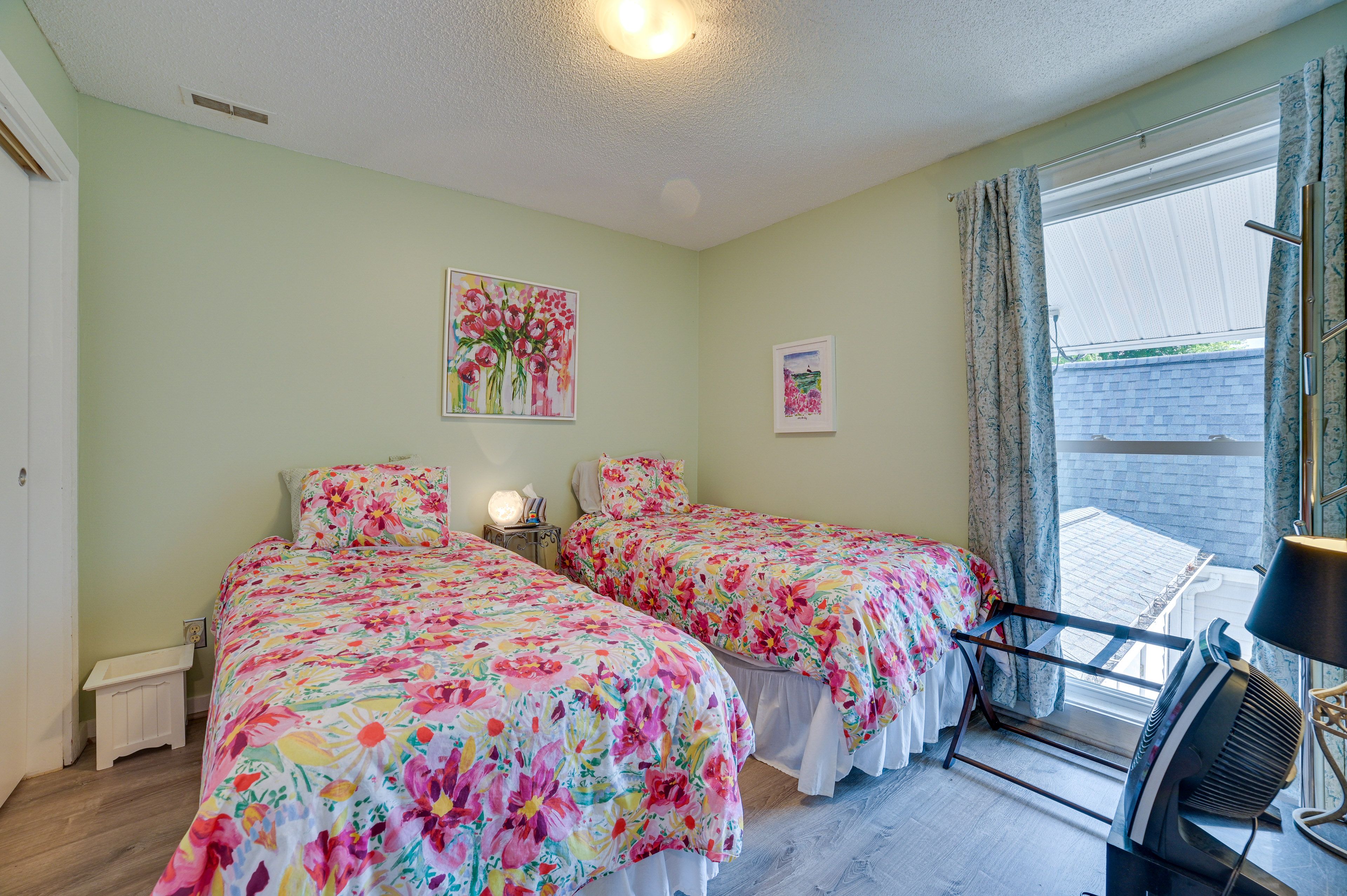 Bedroom 2 | 2 Twin Beds | Smart TV