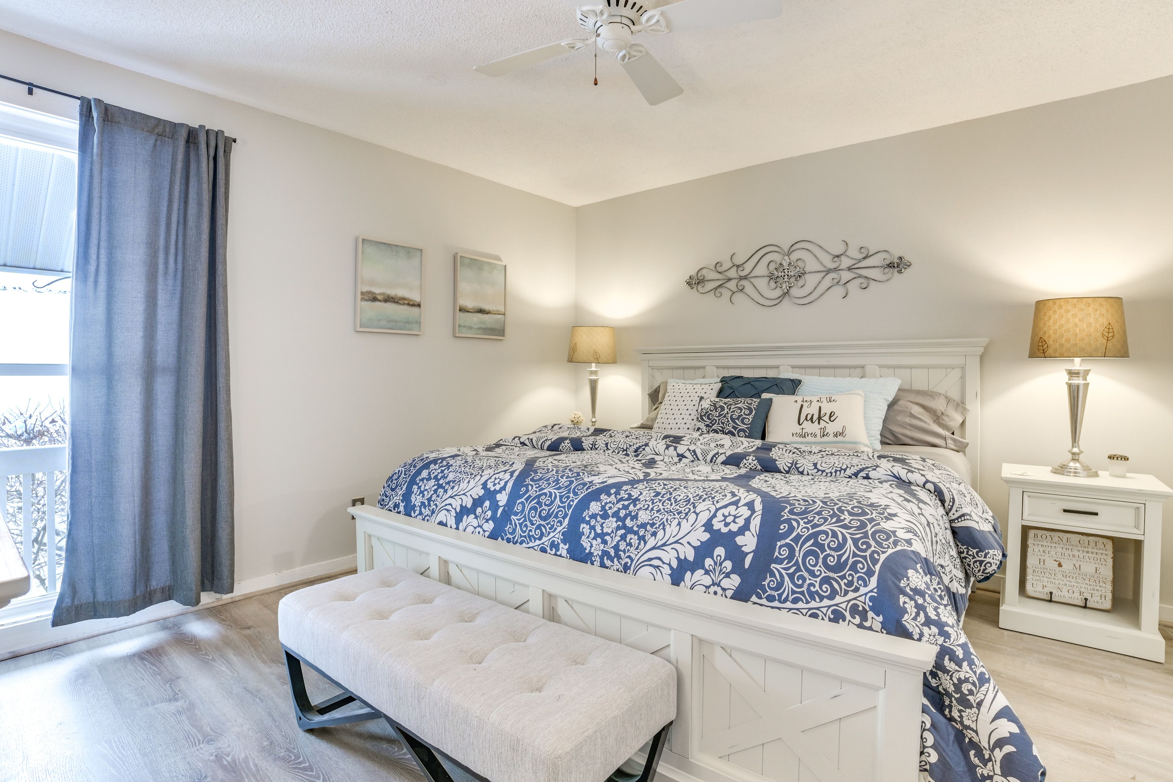 Bedroom 1 | Queen Bed | Smart TV