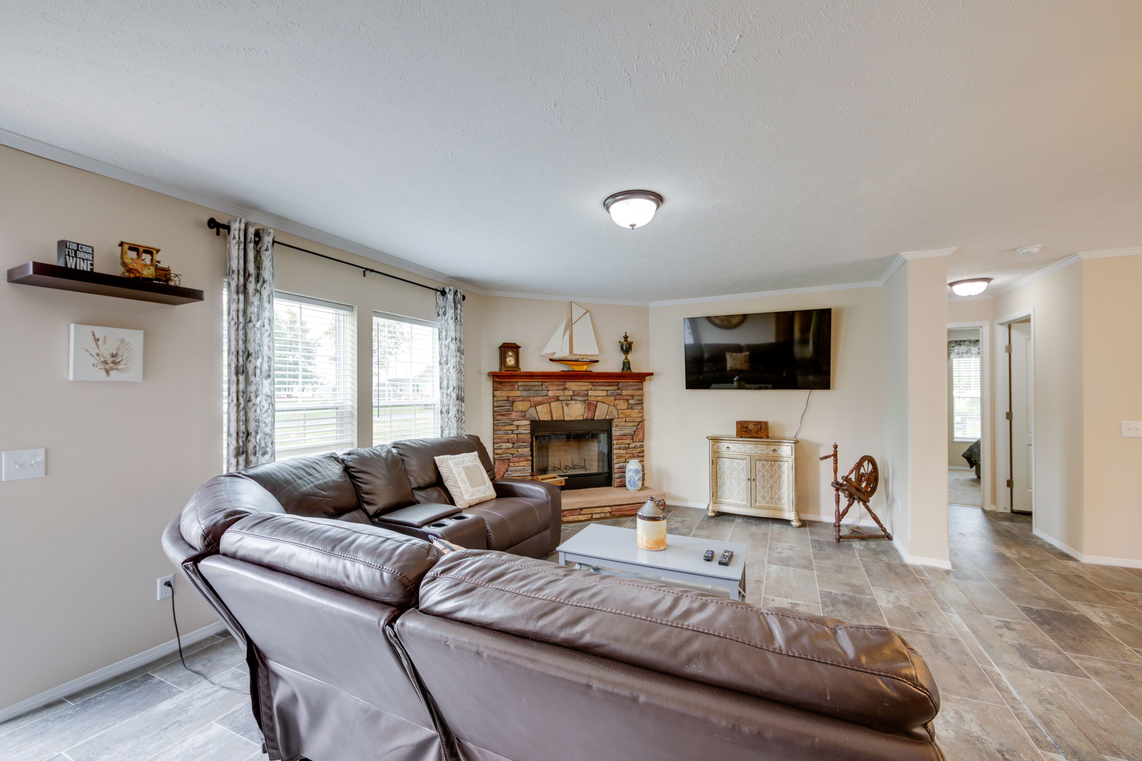 Living Room | Free WiFi | Smart TV | Central A/C & Heating