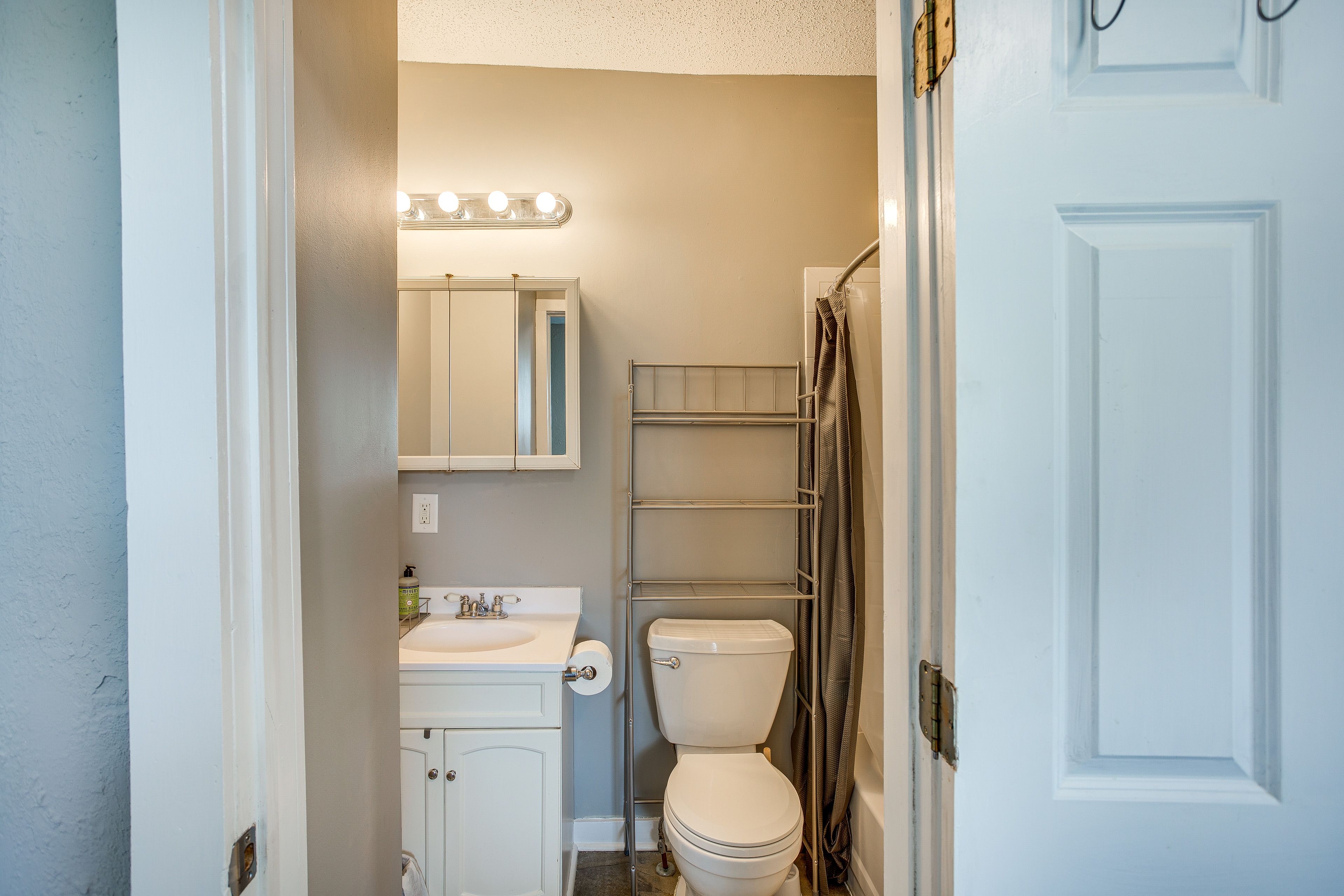 En-Suite Bathroom | Complimentary Toiletries | Towels Provided