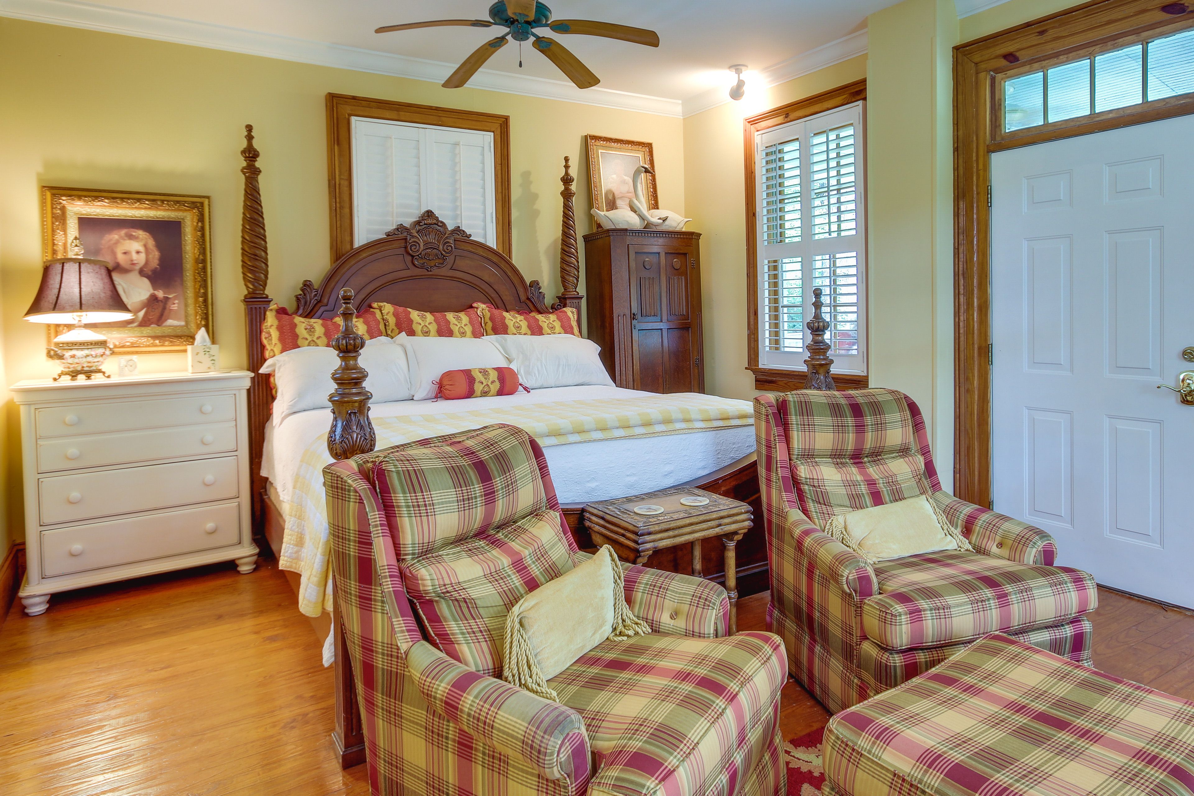 Living Room | King Bed