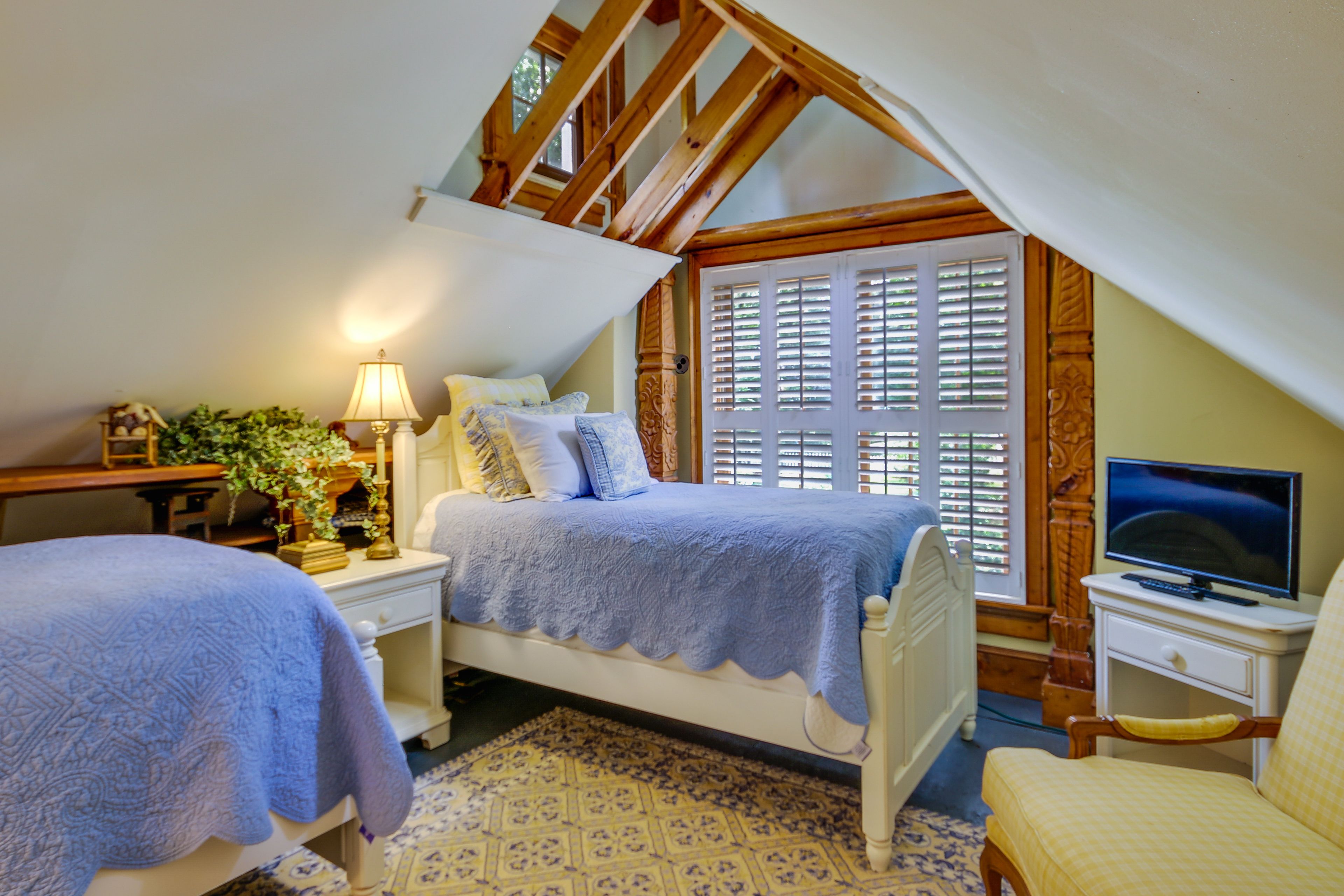 Loft | 2 Twin Beds | 2nd Floor