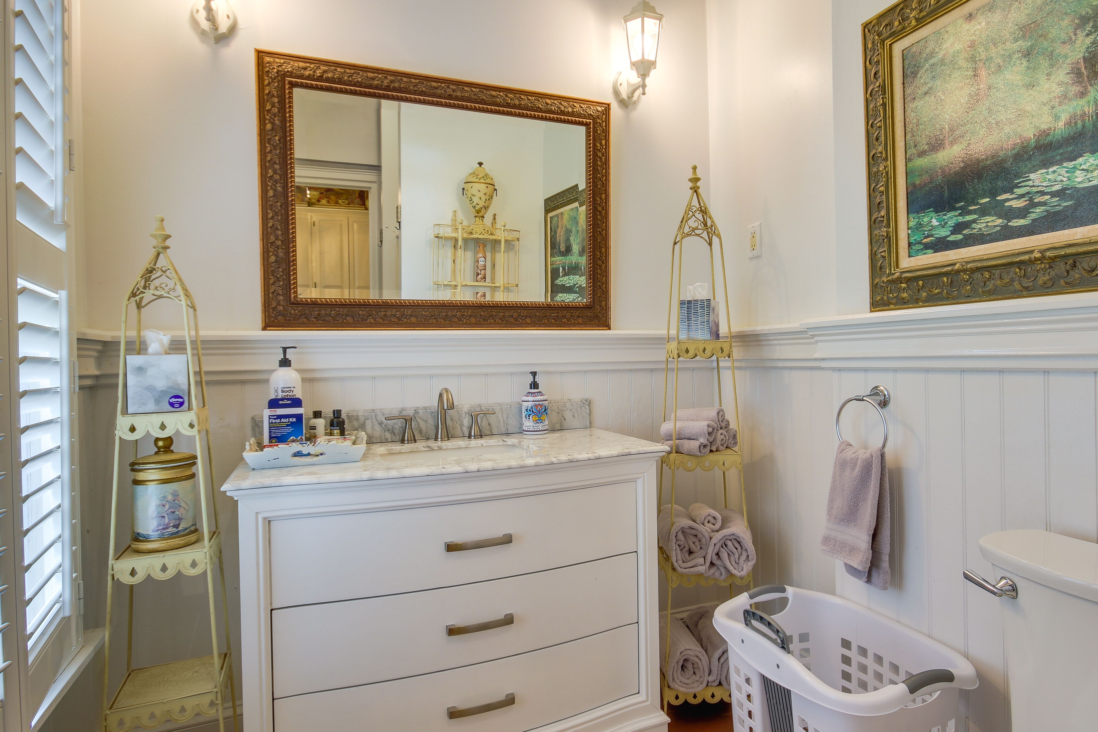 Full Bathroom | Complimentary Toiletries