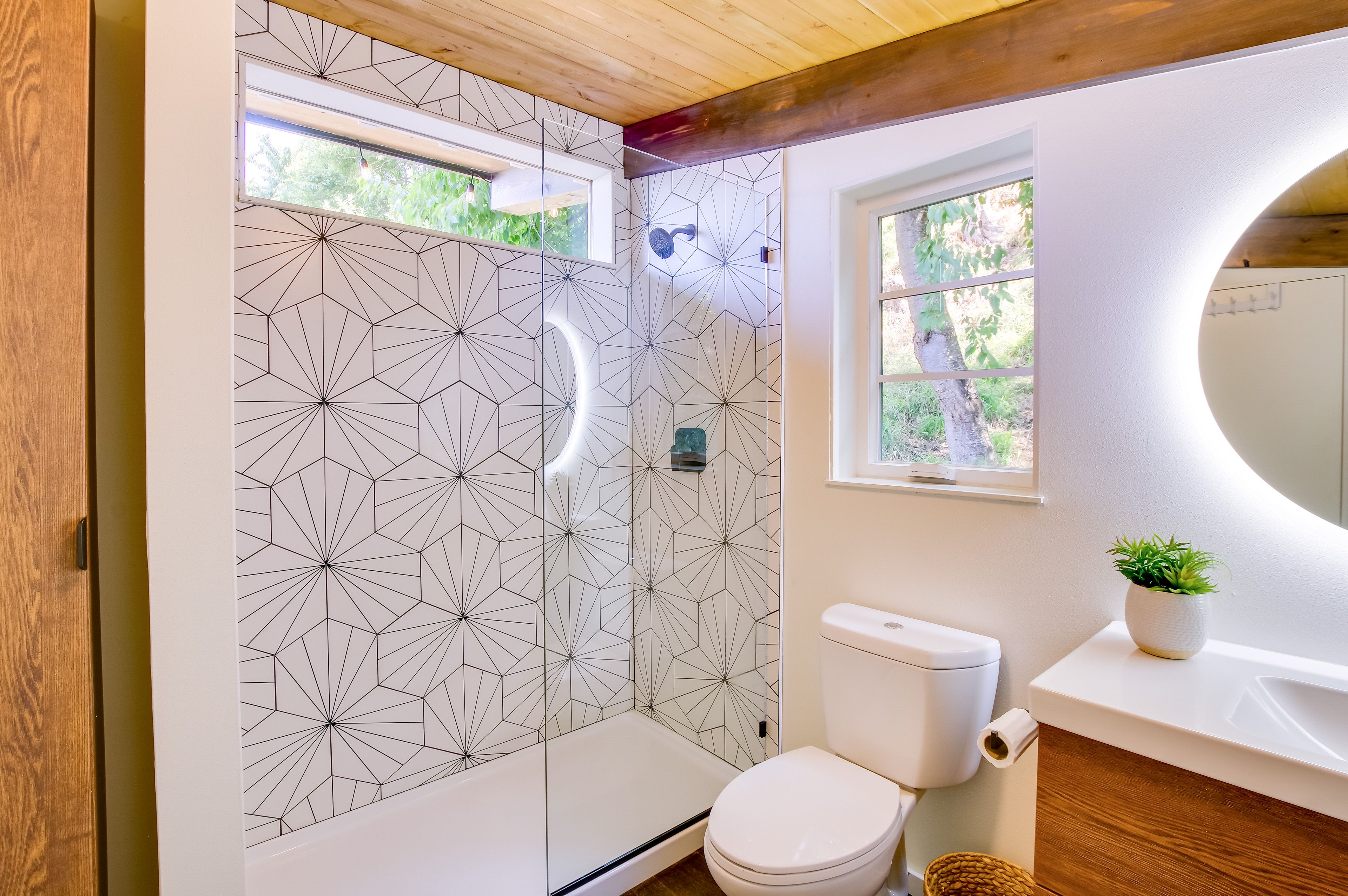 Full Bathroom | Complimentary Toiletries