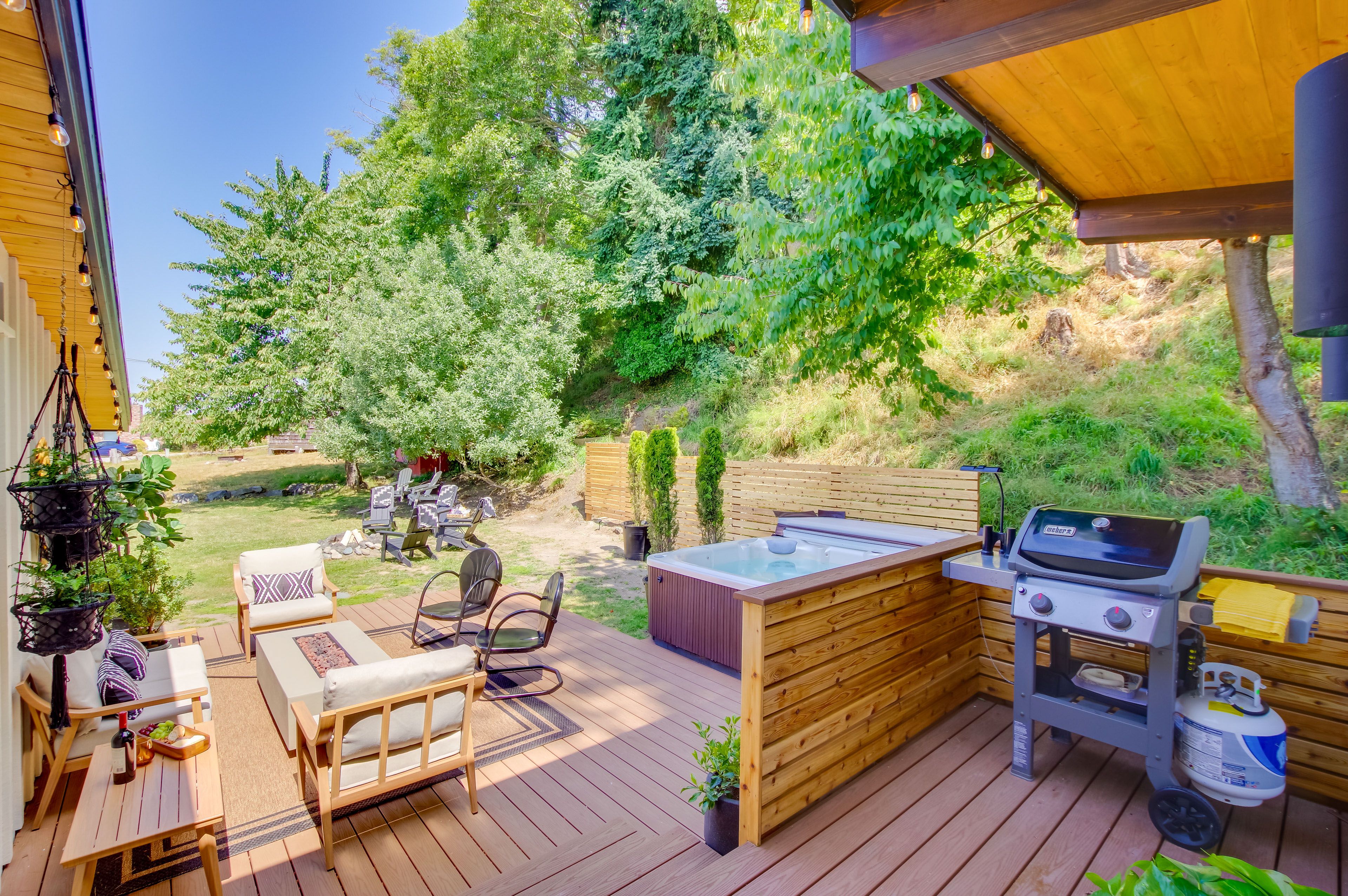 Deck | Gas Grill | Gas Fire Pit | Hot Tub