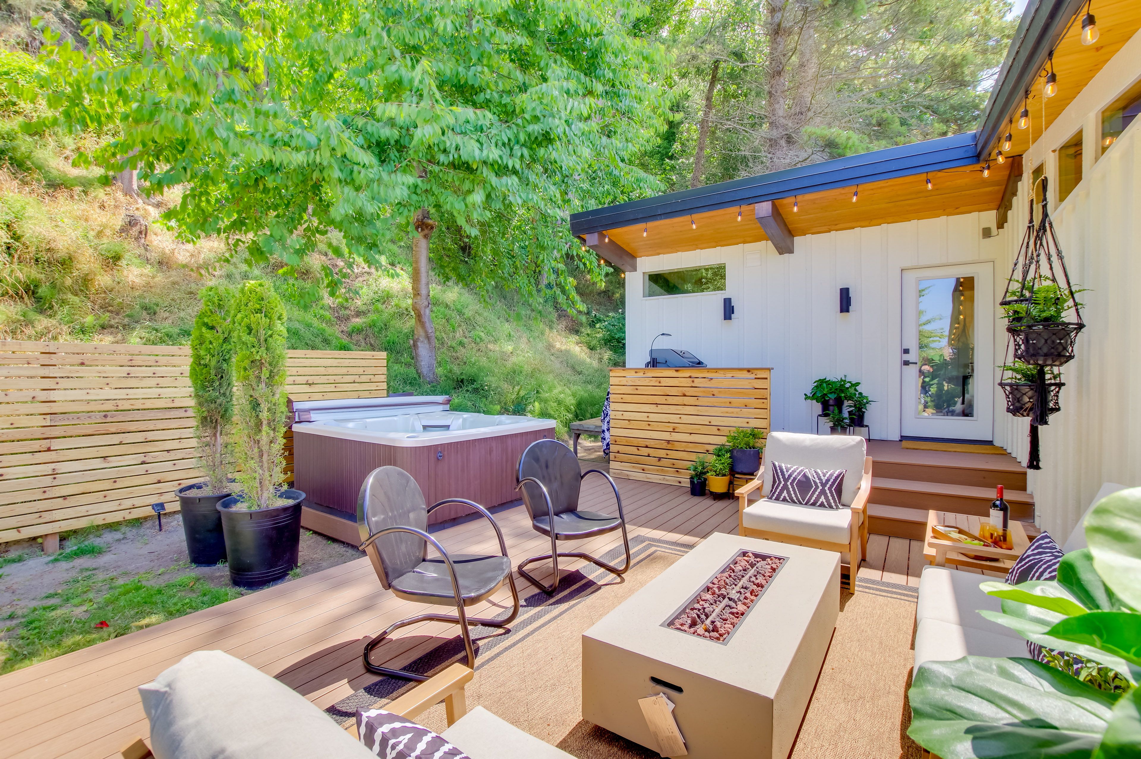 Deck | Private Hot Tub | Gas Grill | Gas Fire Pit