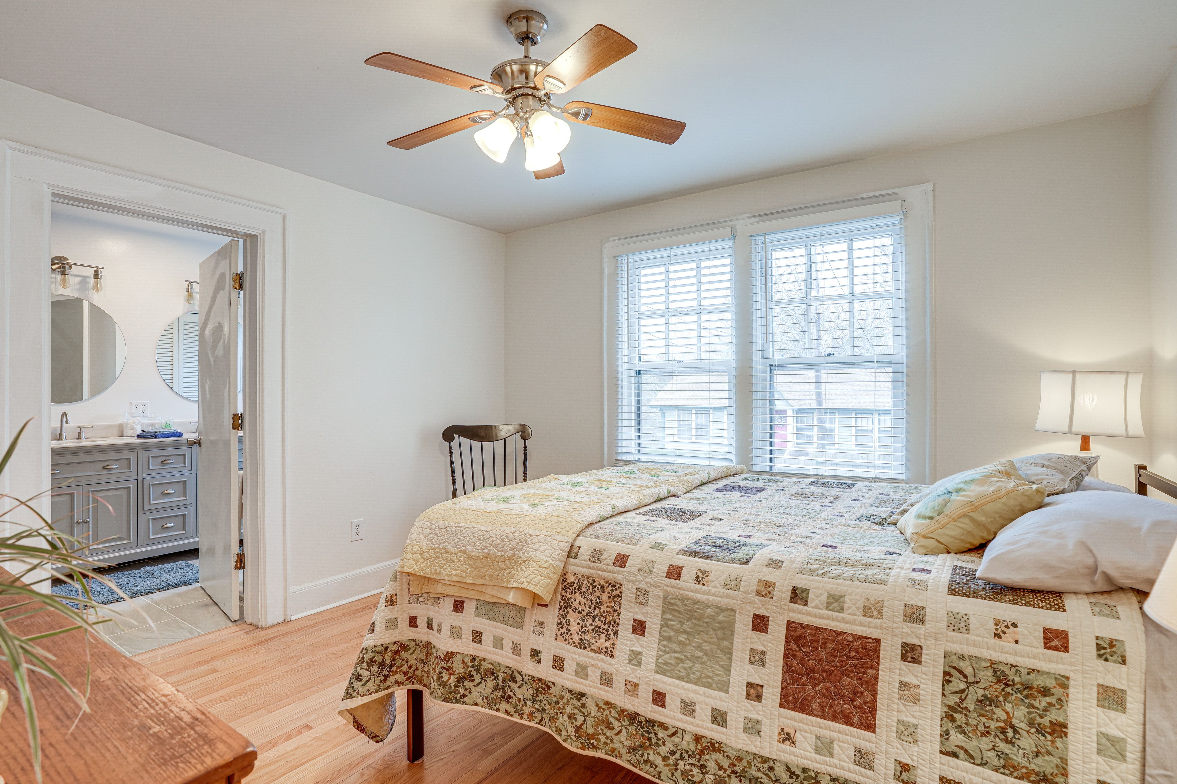 Bedroom 1 | Queen Bed