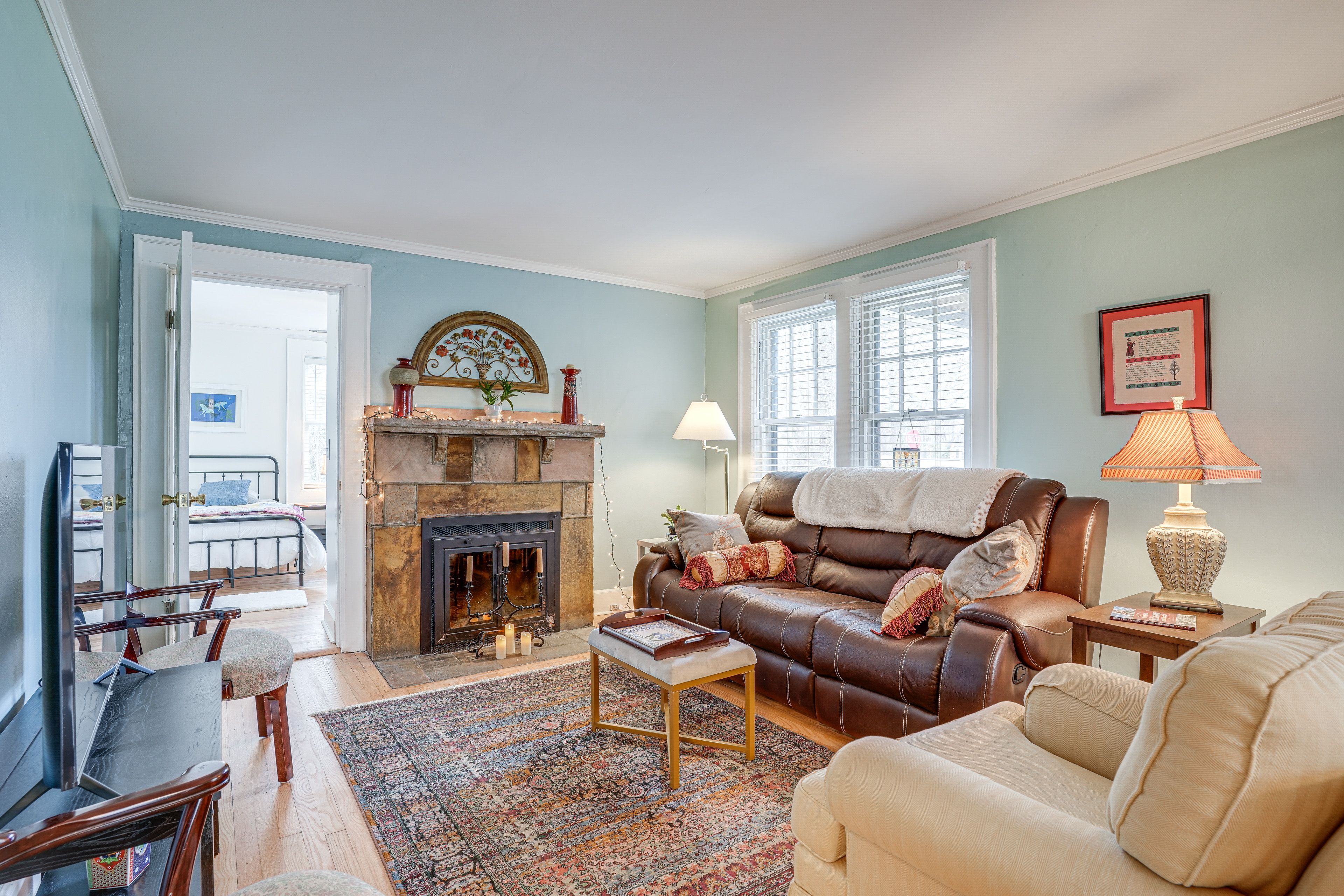 Living Room | Free WiFi | Central A/C | Smart TV